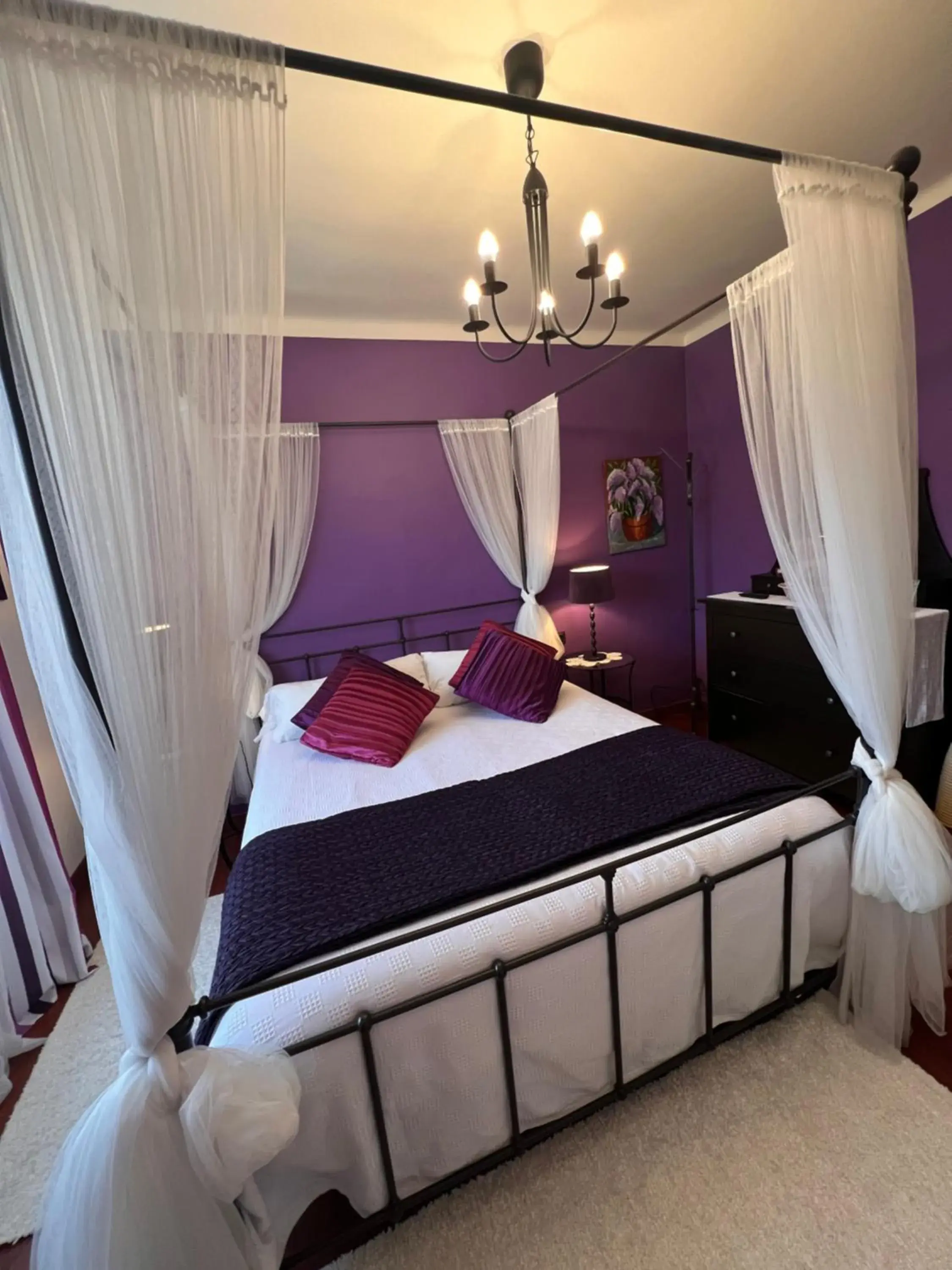 Bed in El Molí de Pontons suites con jacuzzi spa Bed in El Molí de Pontons suites con jacuzzi spa