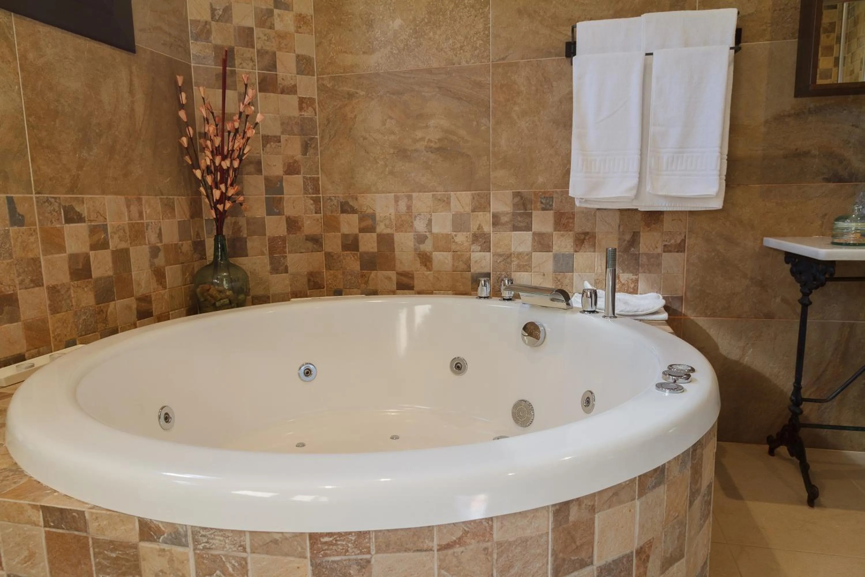 Hot Tub in El Molí de Pontons suites con jacuzzi spa