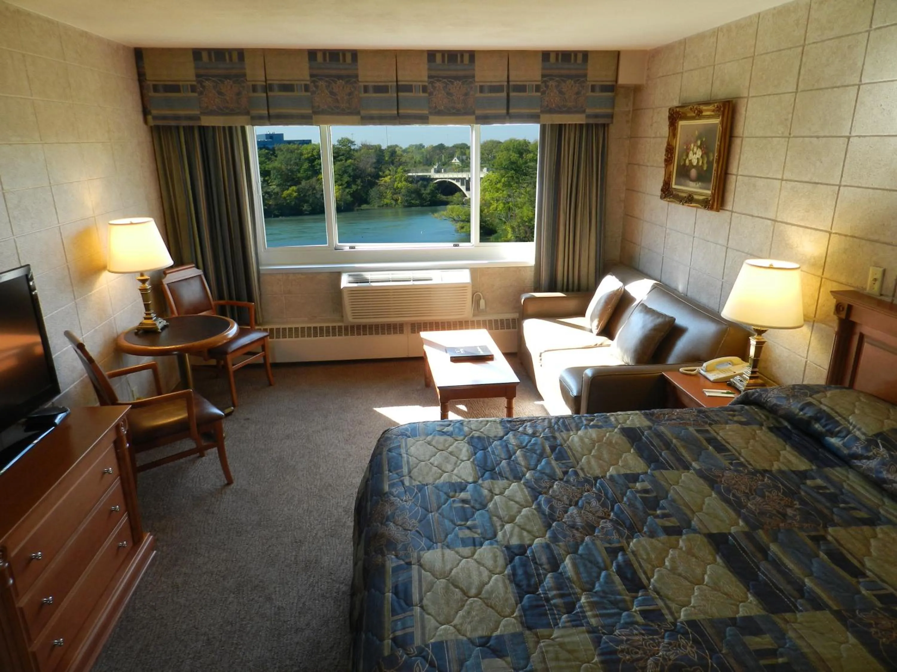 Bedroom, Bed in Capri Inn