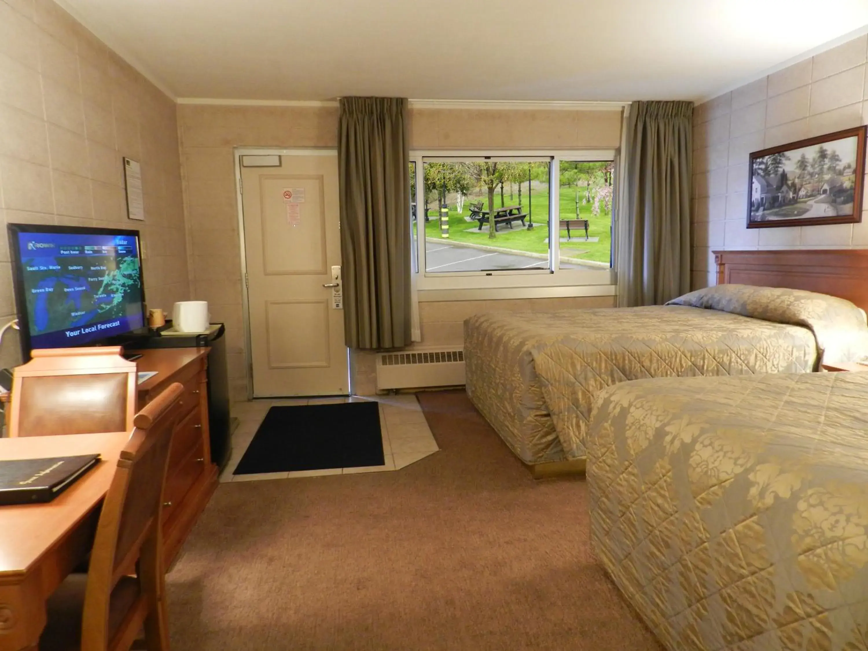 Photo of the whole room, Bed in Capri Inn Photo of the whole room, Bed in Capri Inn