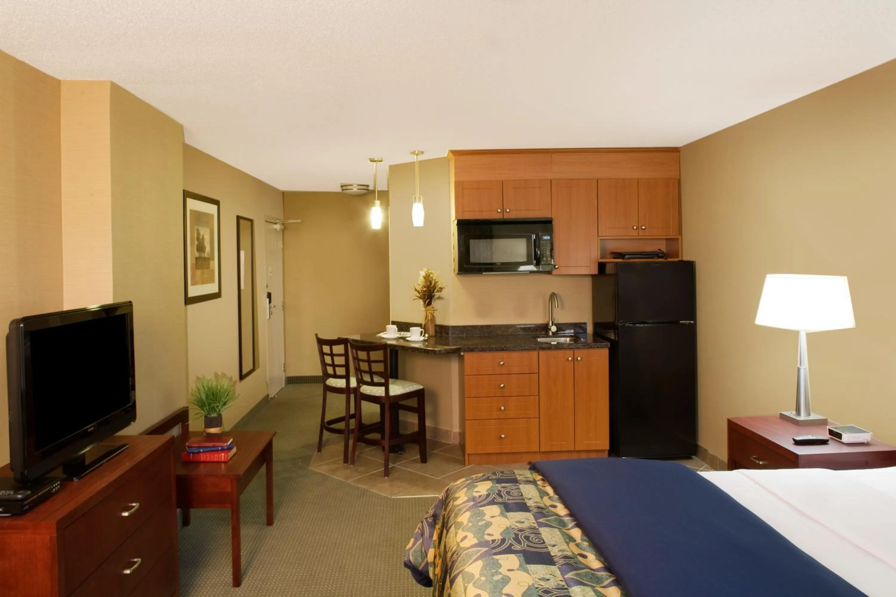 Photo of the whole room in Travelodge by Wyndham Oshawa Whitby