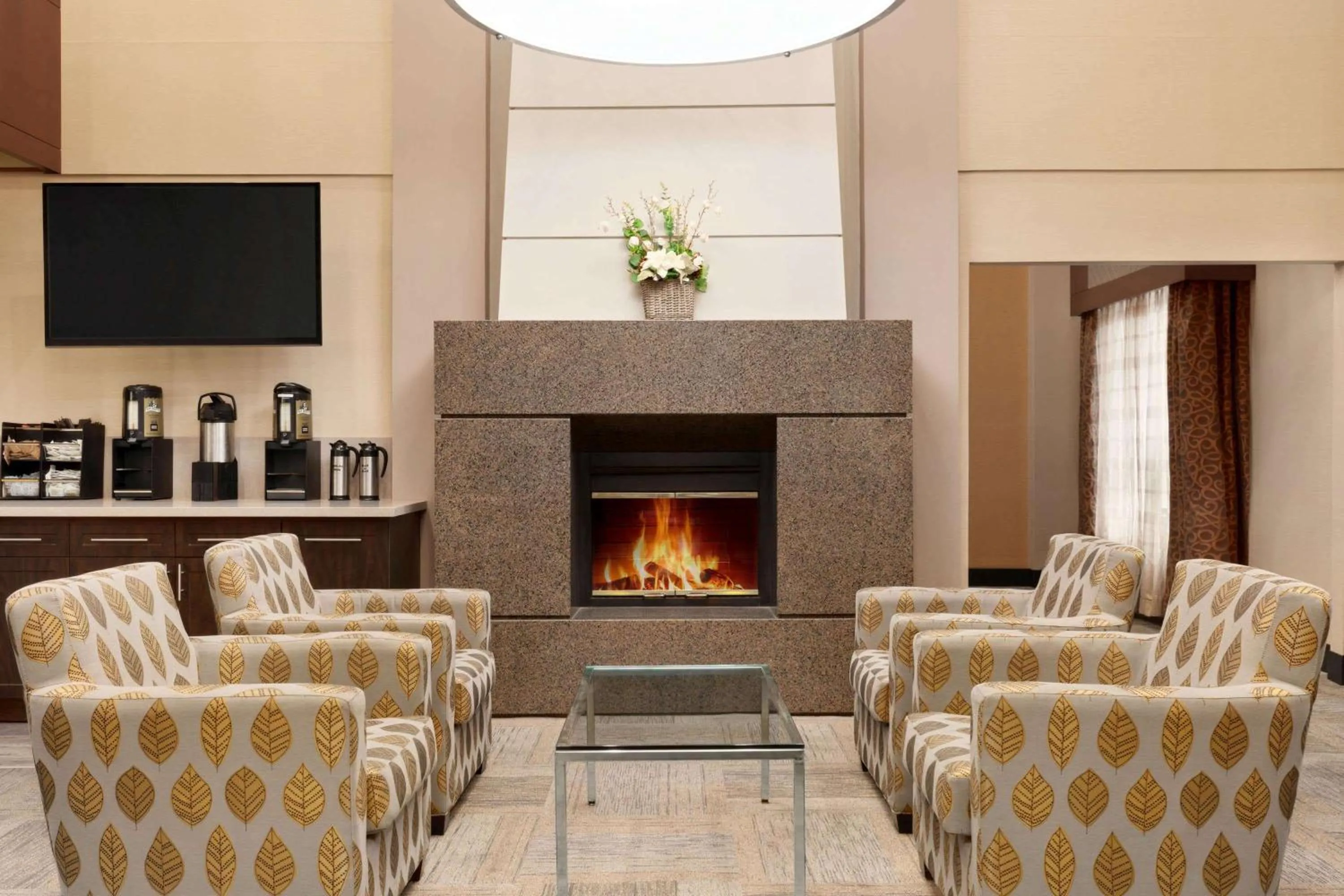 Lobby or reception in Travelodge by Wyndham Oshawa Whitby