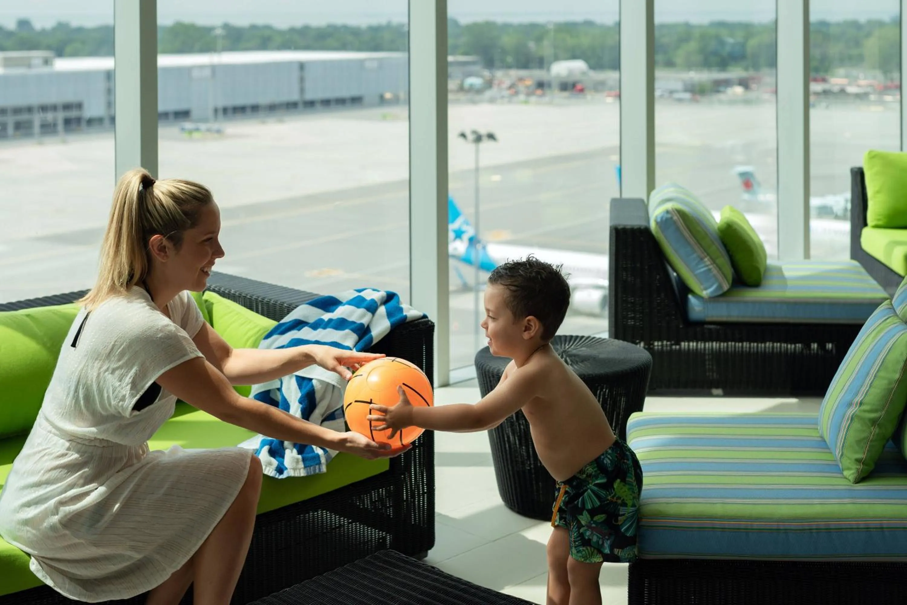 Swimming pool in Marriott Montreal Airport In-Terminal Hotel