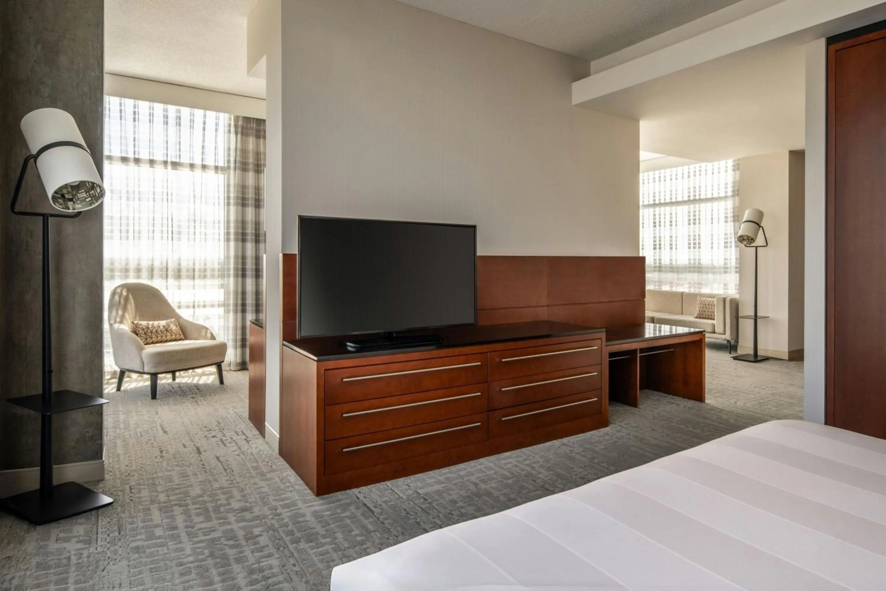 Bedroom, Bed in Marriott Montreal Airport In-Terminal Hotel