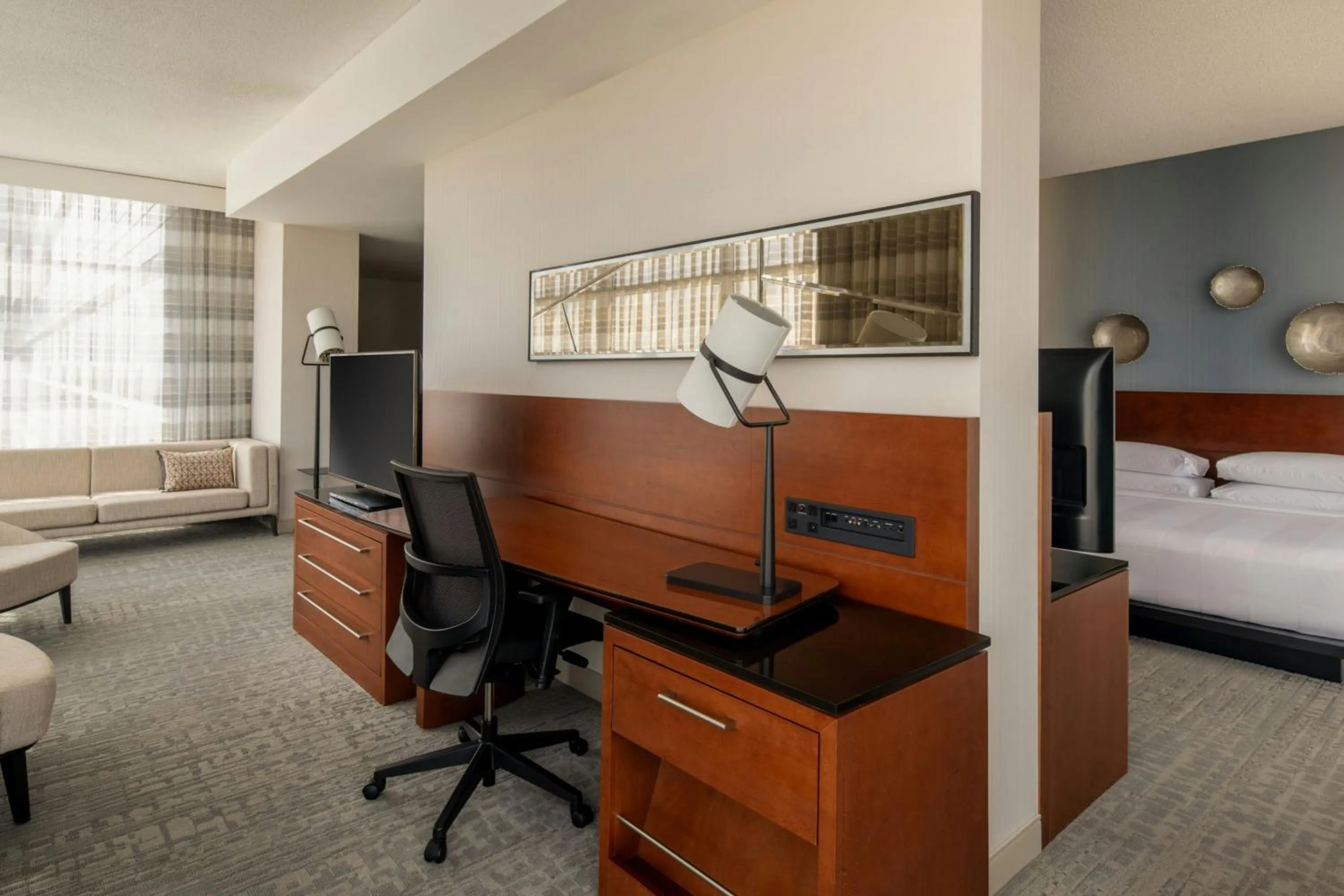 Living room, Bed in Marriott Montreal Airport In-Terminal Hotel