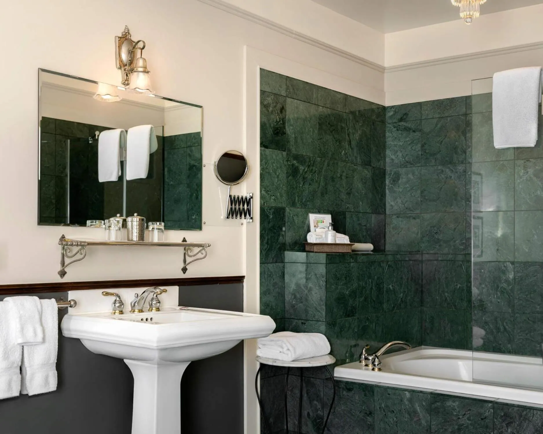 Bathroom in Abigail's Hotel