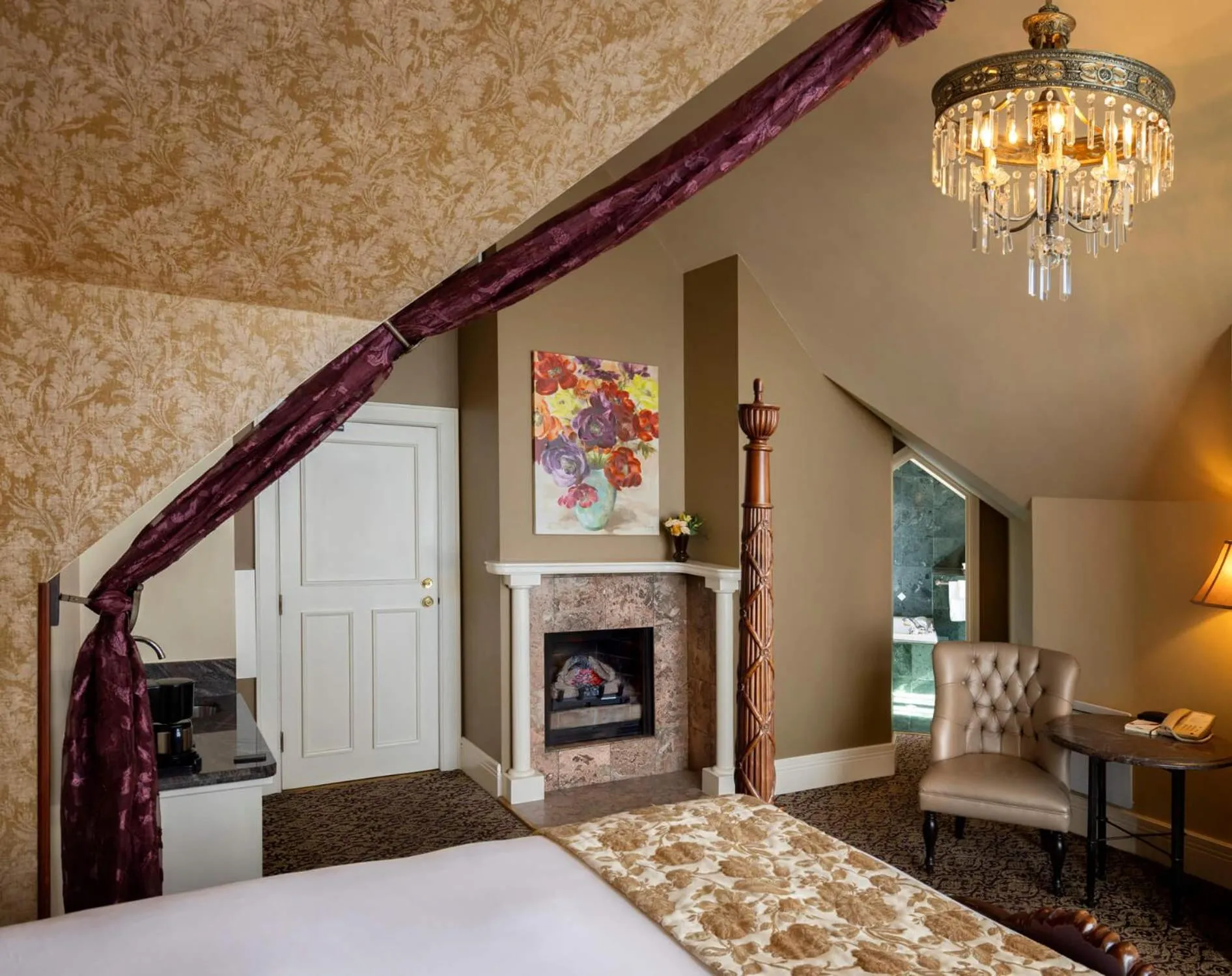 Bedroom, Bed in Abigail's Hotel