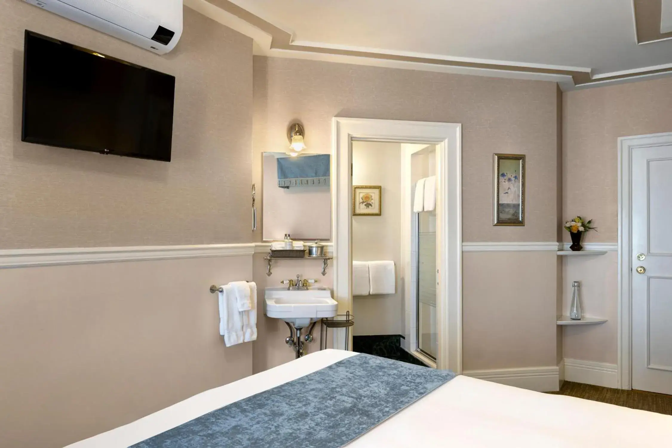 Standard Queen Room in Abigail's Hotel Standard Queen Room in Abigail's Hotel