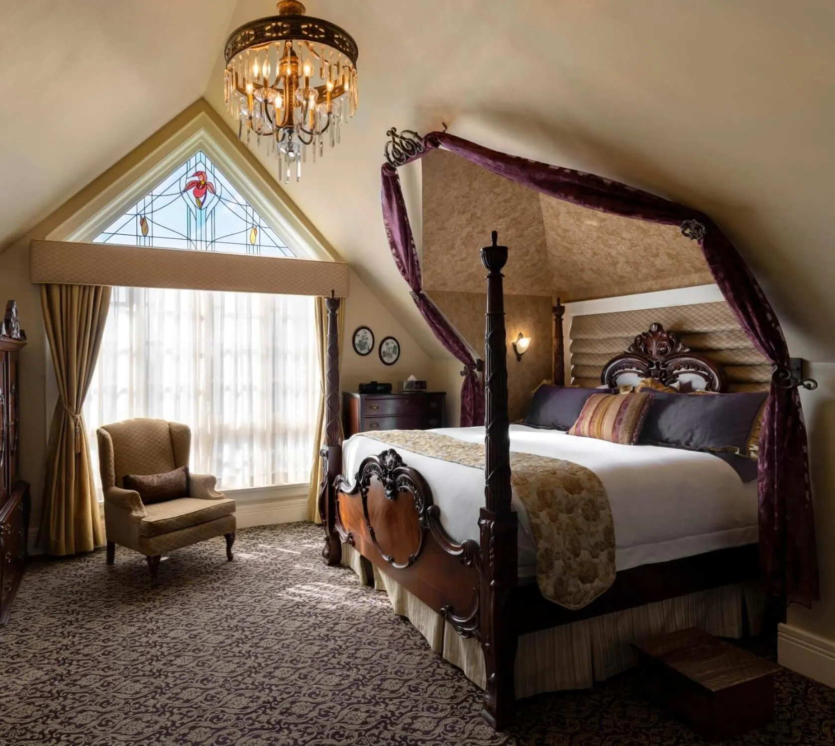 Bedroom, Bed in Abigail's Hotel