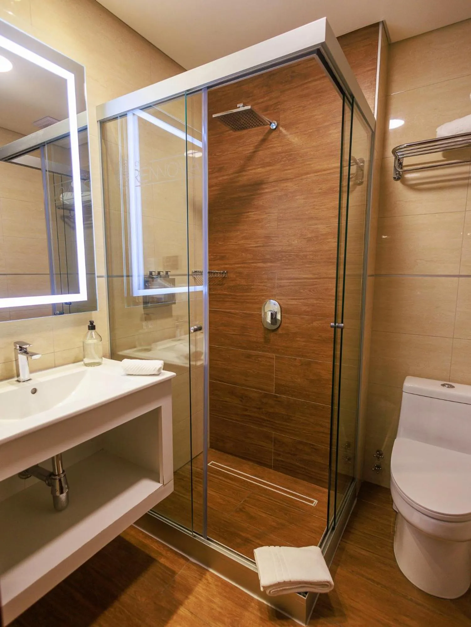 Shower in Hotel Rennova