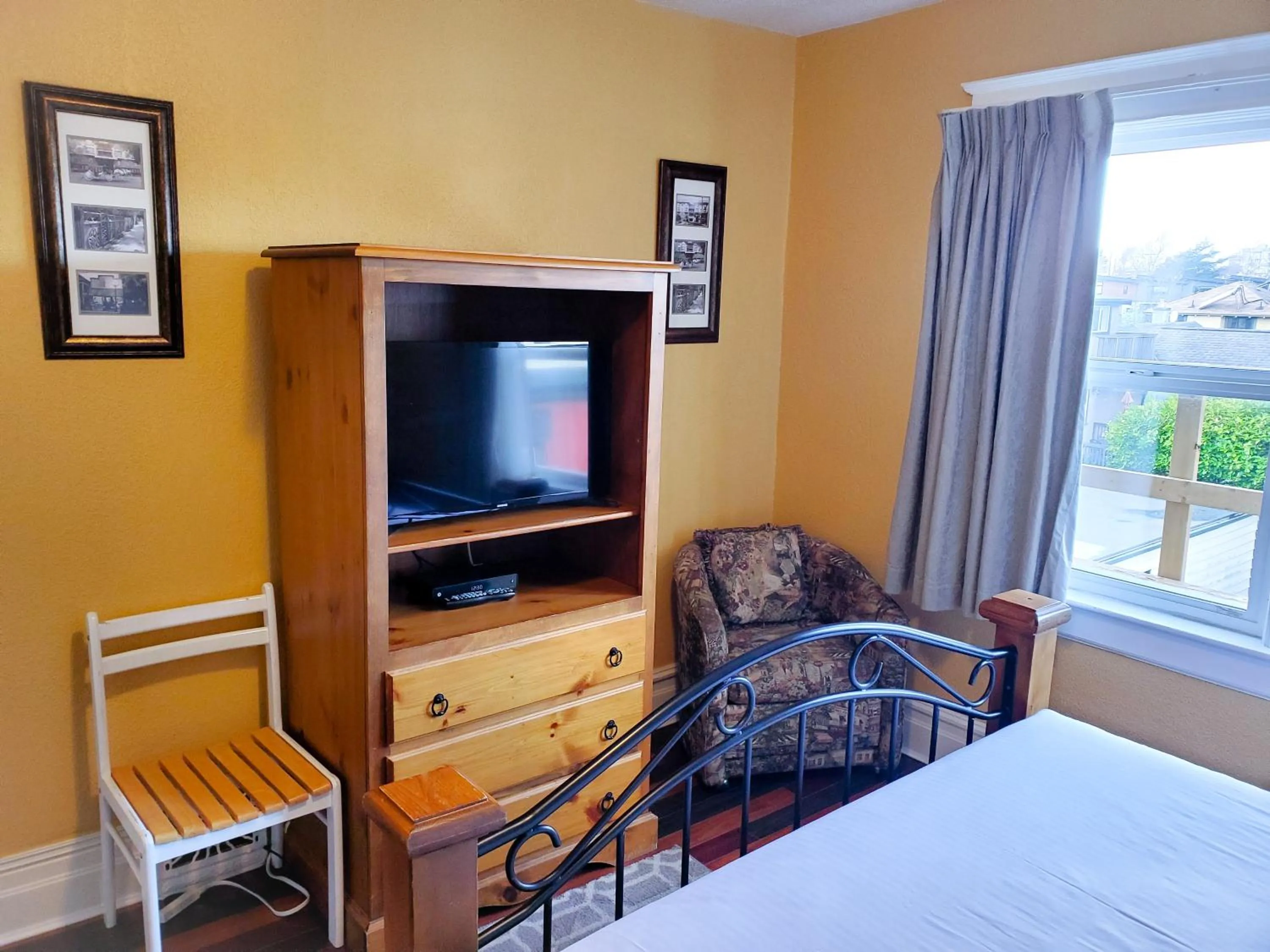 TV and multimedia, Bed in James Bay Inn Hotel, Suites & Cottage