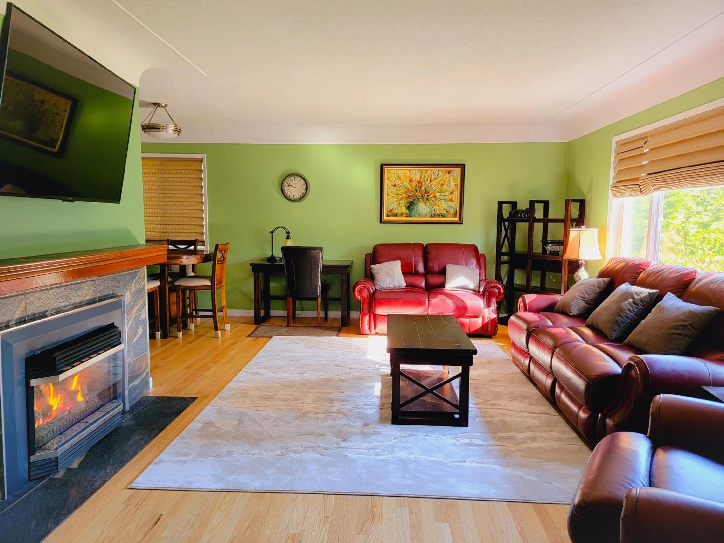 Seating area in James Bay Inn Hotel, Suites & Cottage