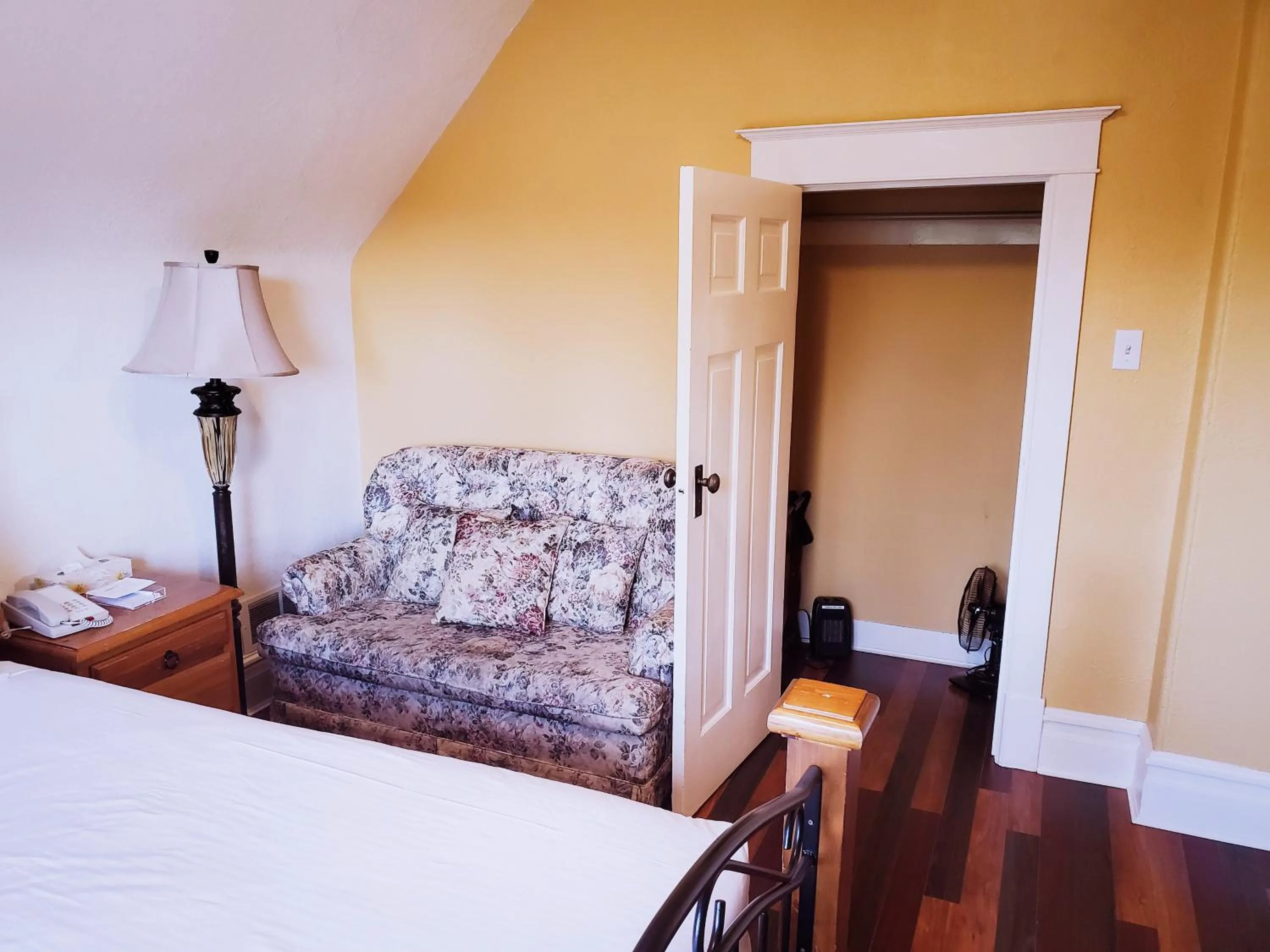 furniture, Bed in James Bay Inn Hotel, Suites & Cottage