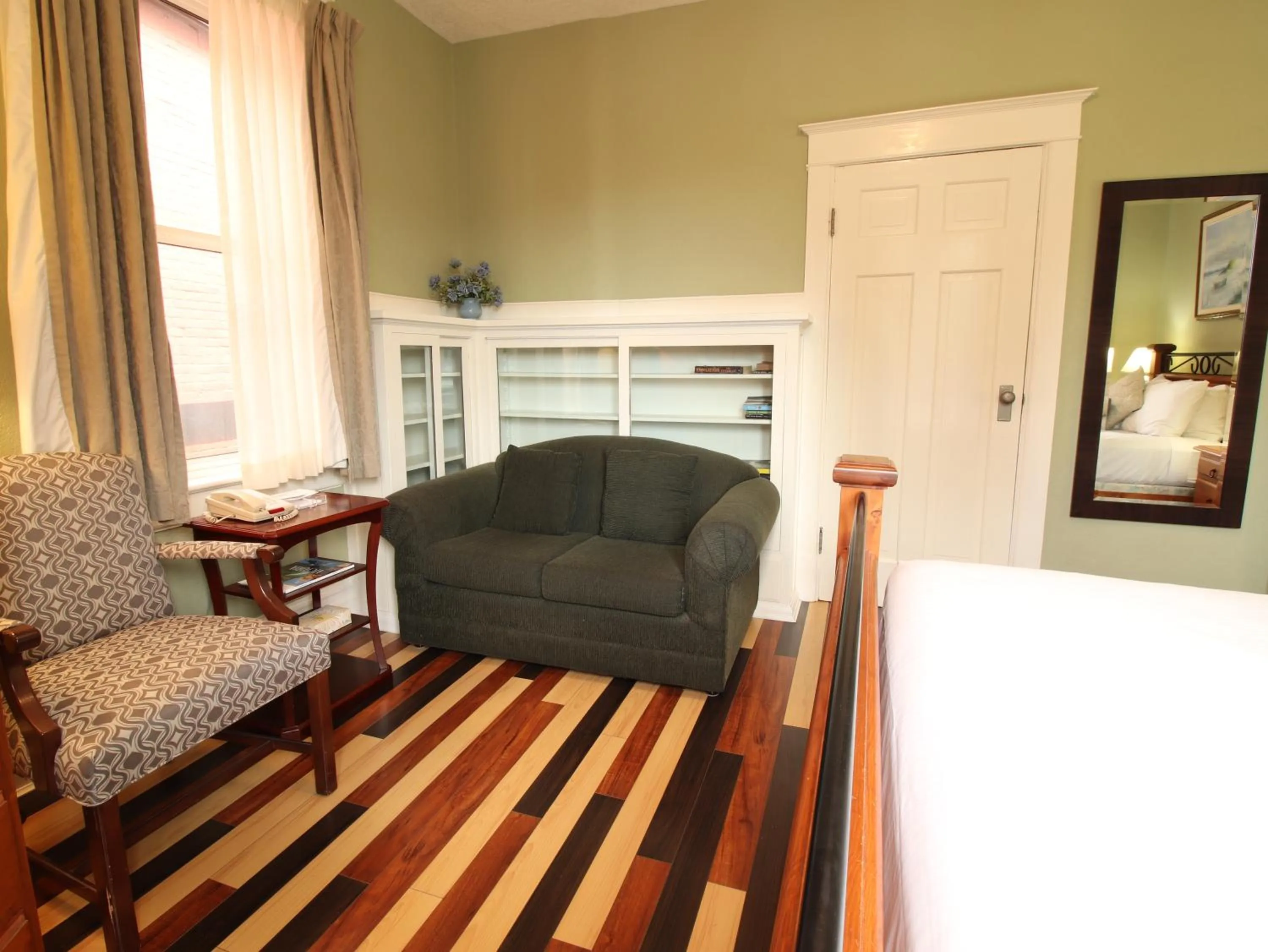 Seating area in James Bay Inn Hotel, Suites & Cottage