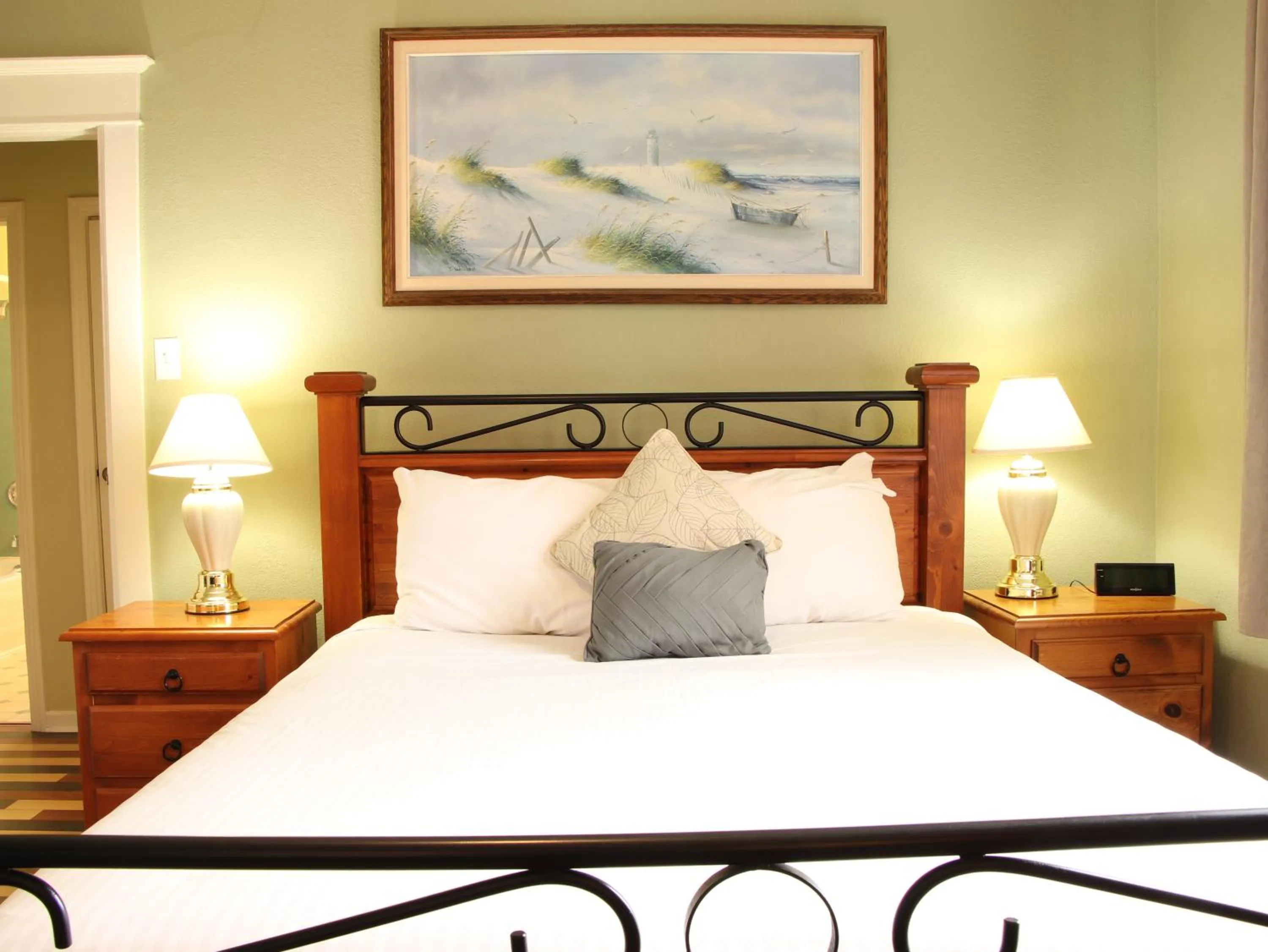 Bed in James Bay Inn Hotel, Suites & Cottage