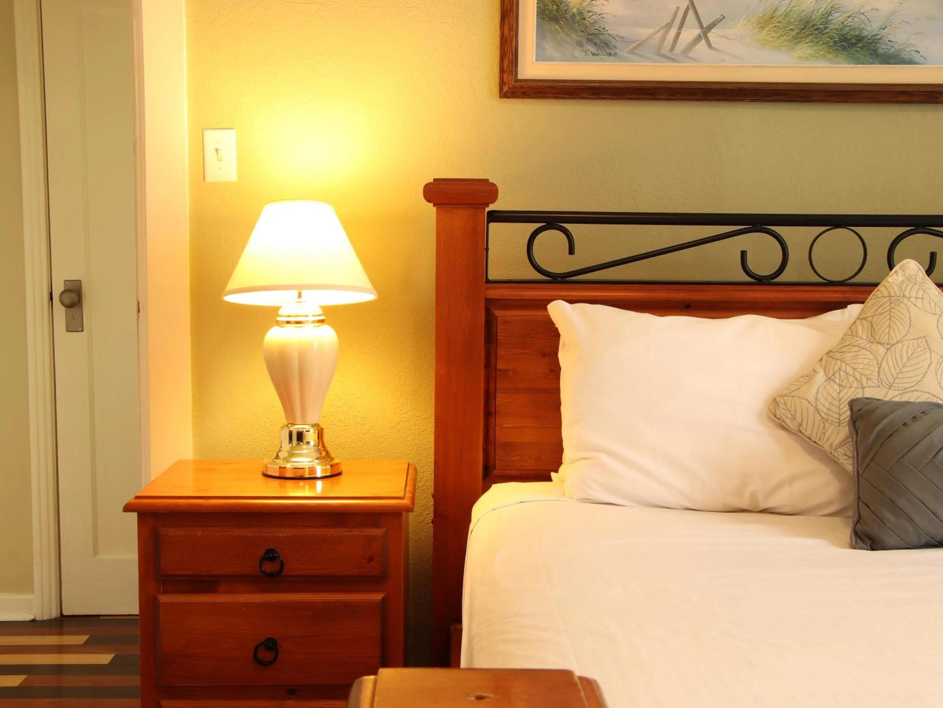 Bed in James Bay Inn Hotel, Suites & Cottage