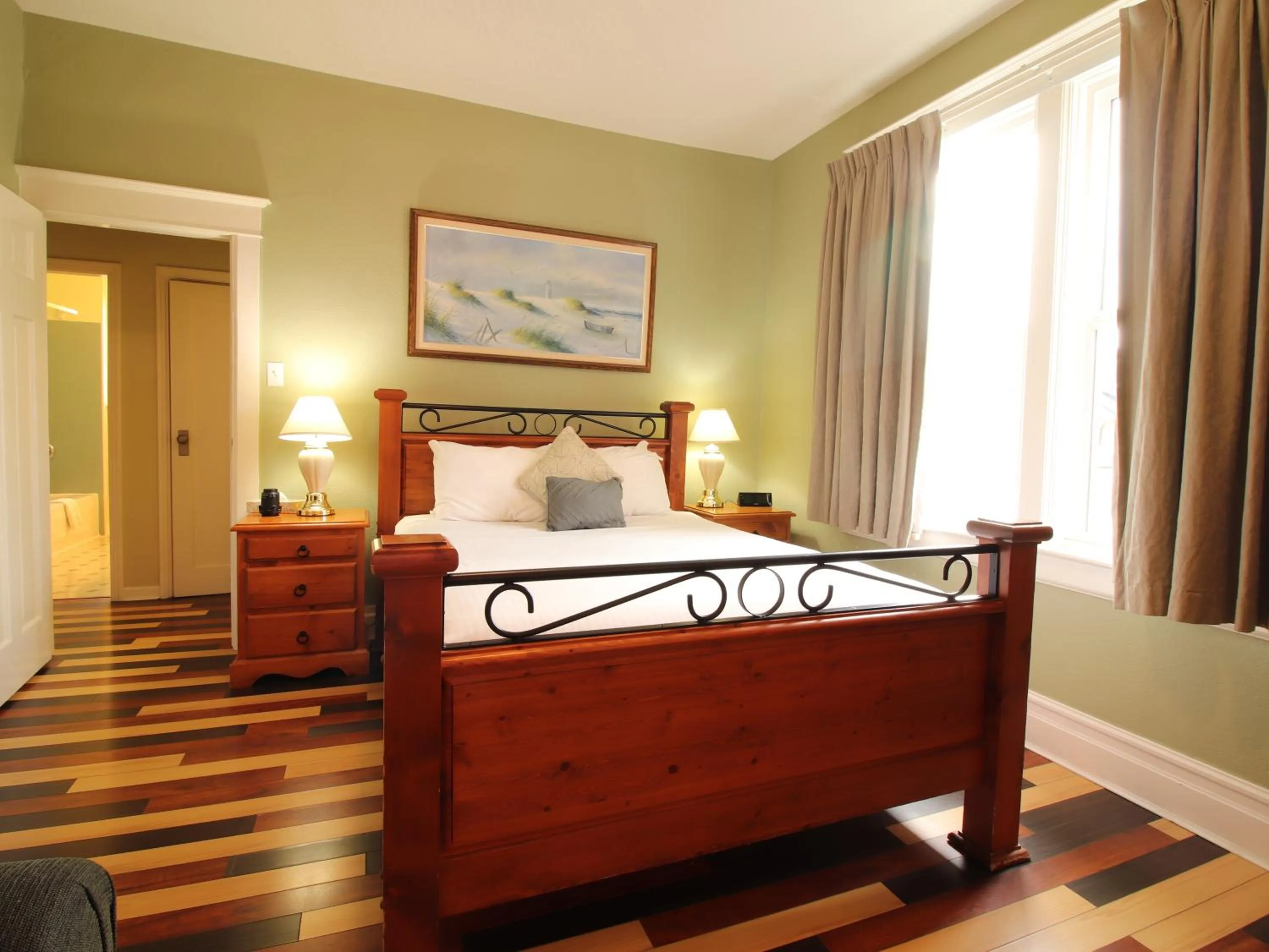 Bed in James Bay Inn Hotel, Suites & Cottage