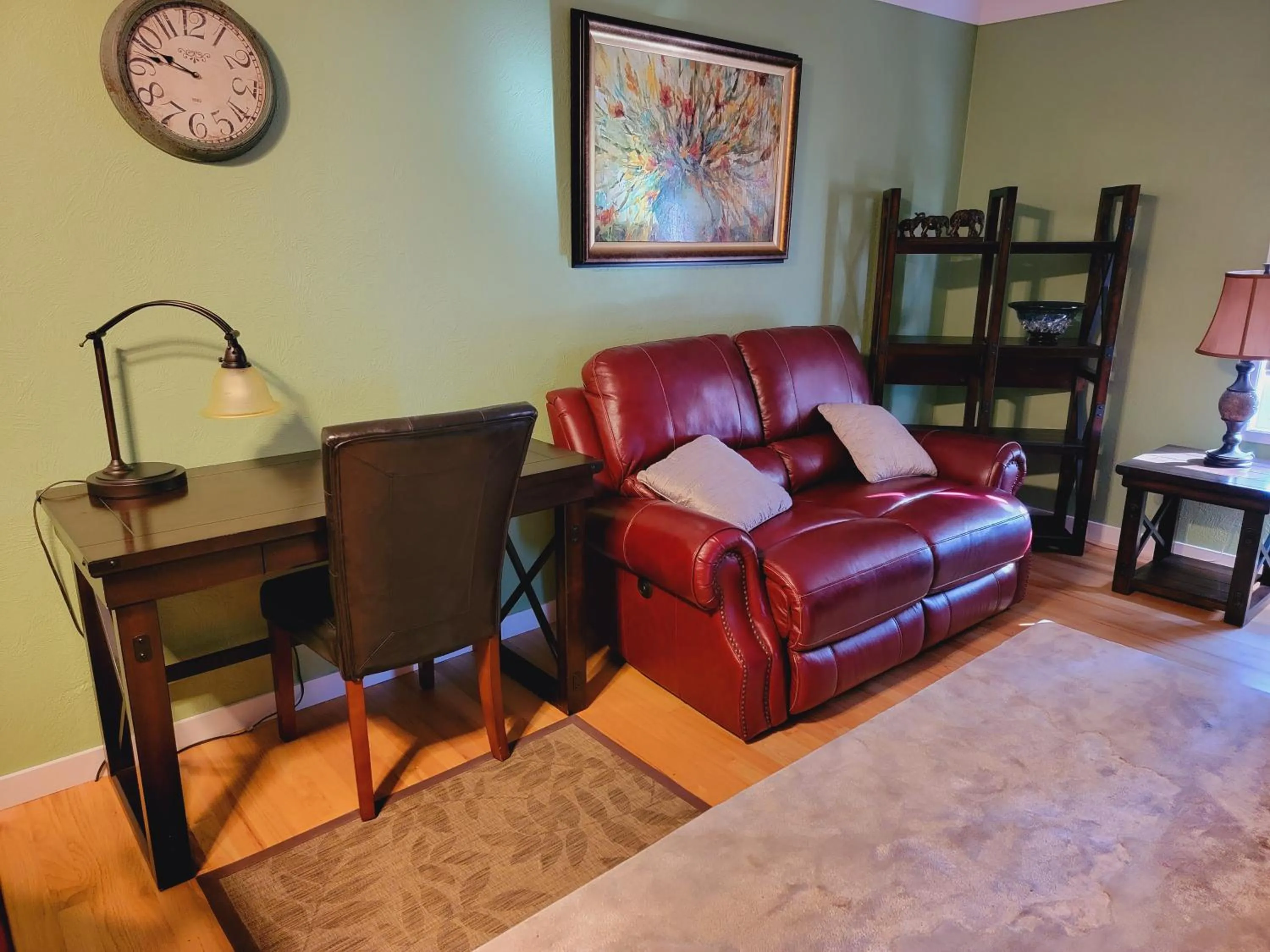 Seating area in James Bay Inn Hotel, Suites & Cottage