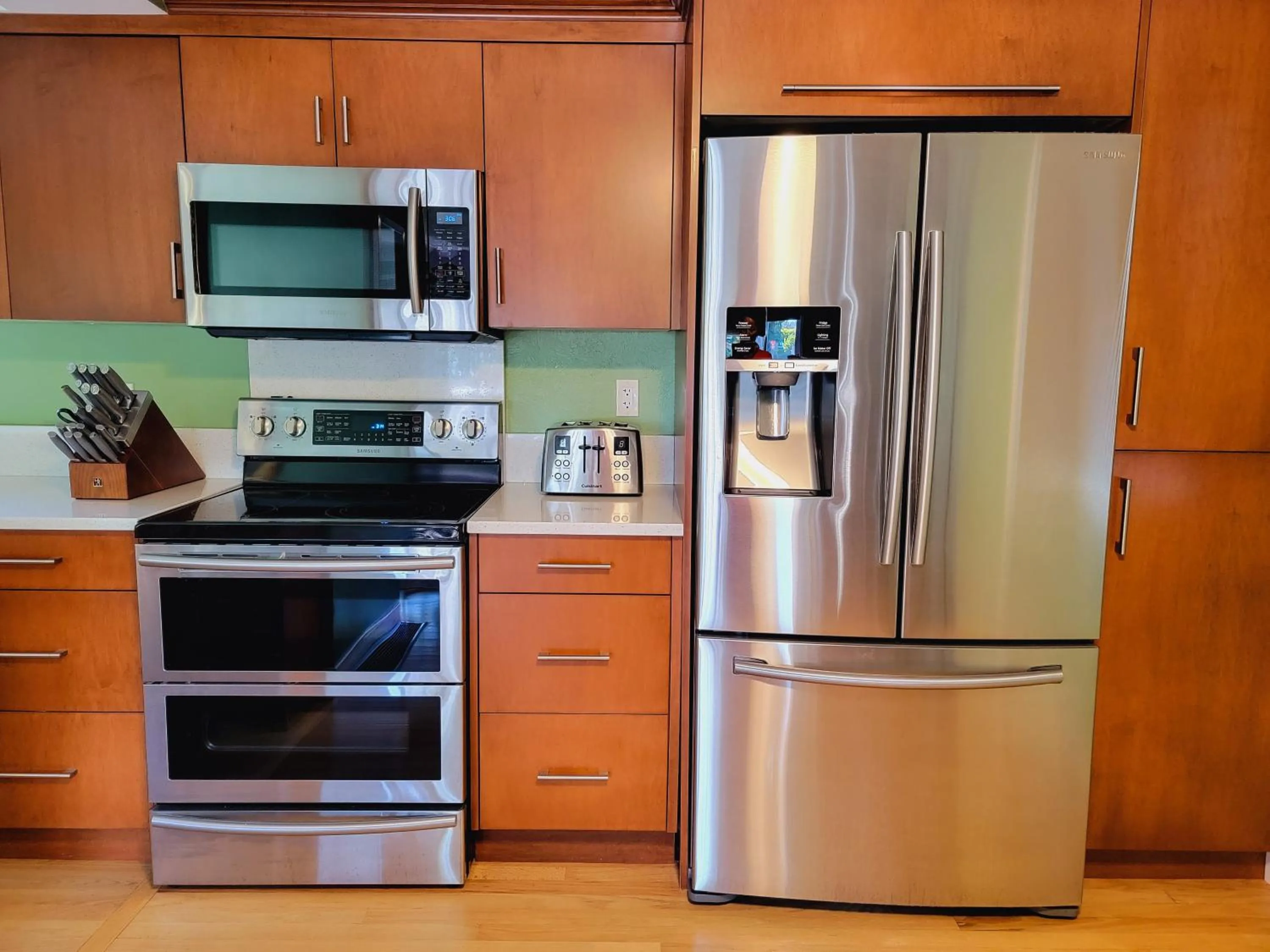 Kitchen or kitchenette in James Bay Inn Hotel, Suites & Cottage