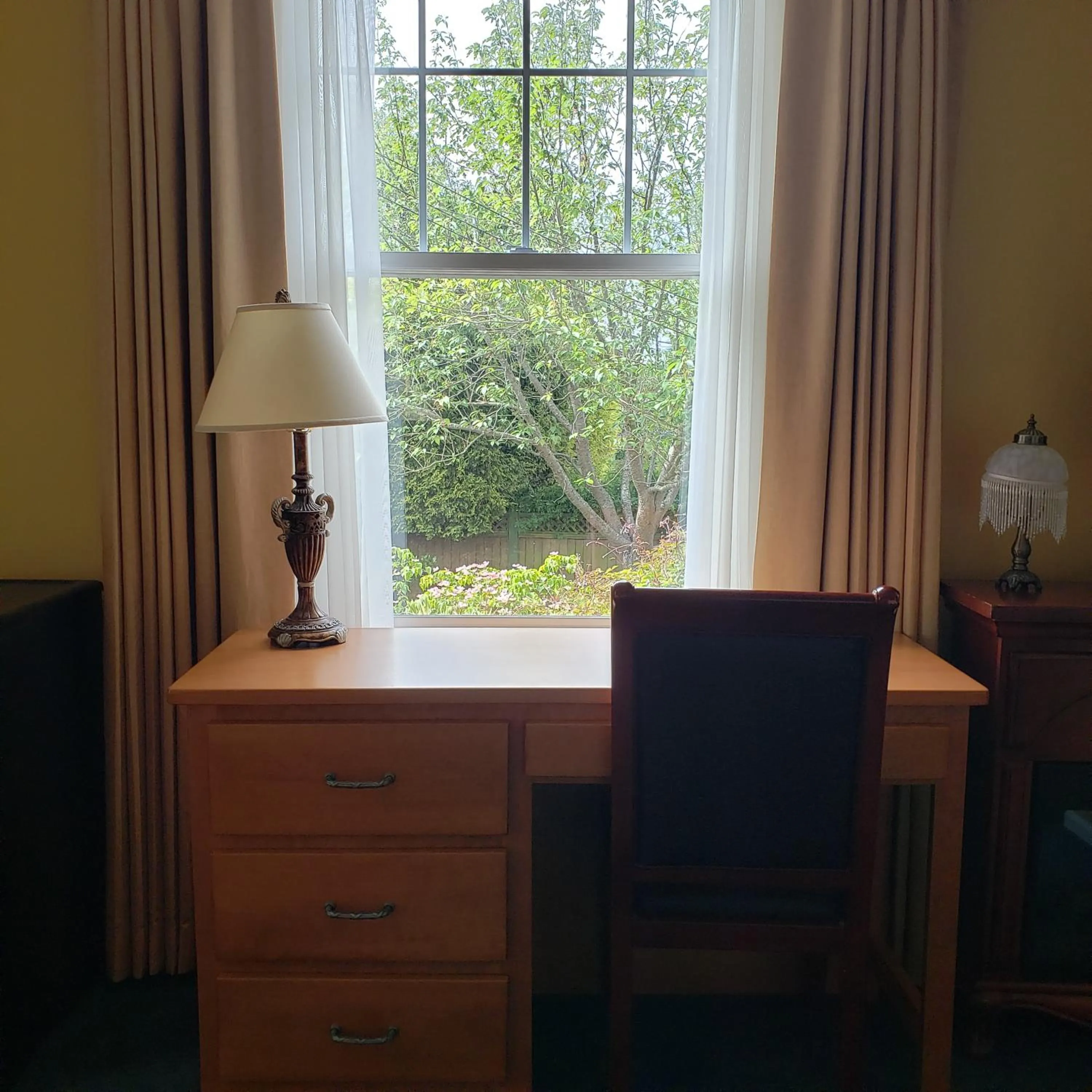 Seating area in James Bay Inn Hotel, Suites & Cottage