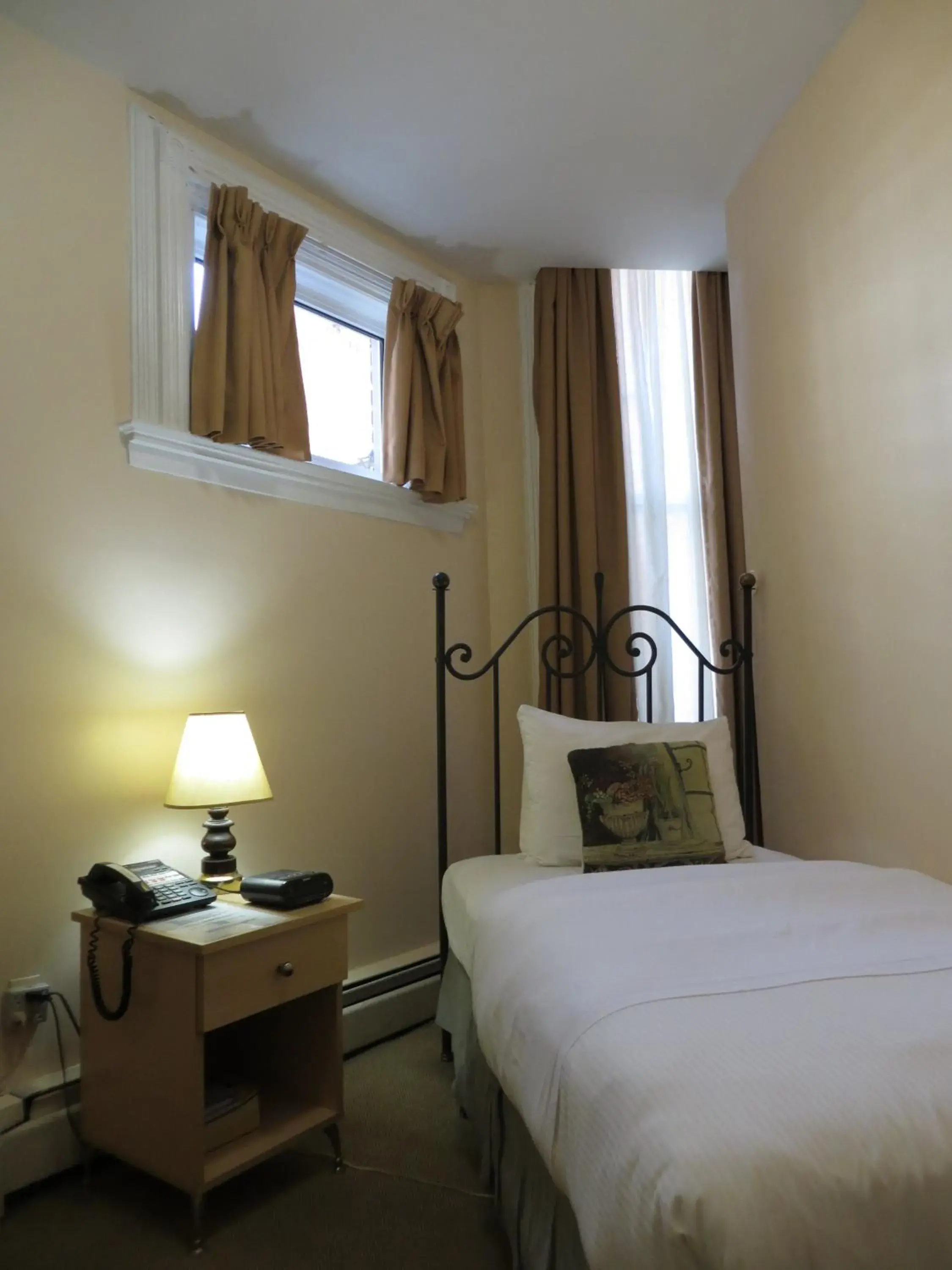 Standard Single Room in Victoria's Mansion Guest House Standard Single Room in Victoria's Mansion Guest House