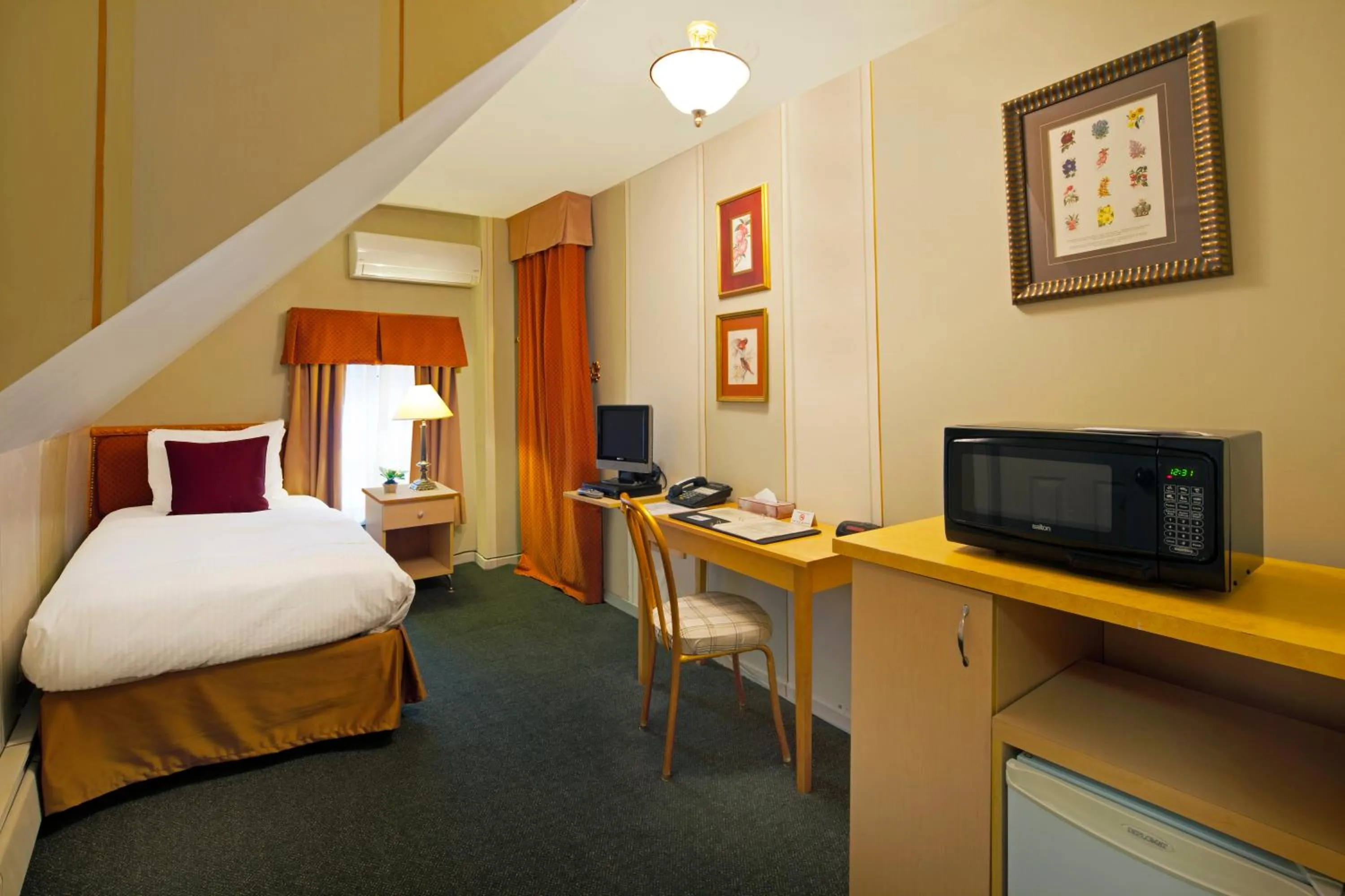 Photo of the whole room, Bed in Victoria's Mansion Guest House