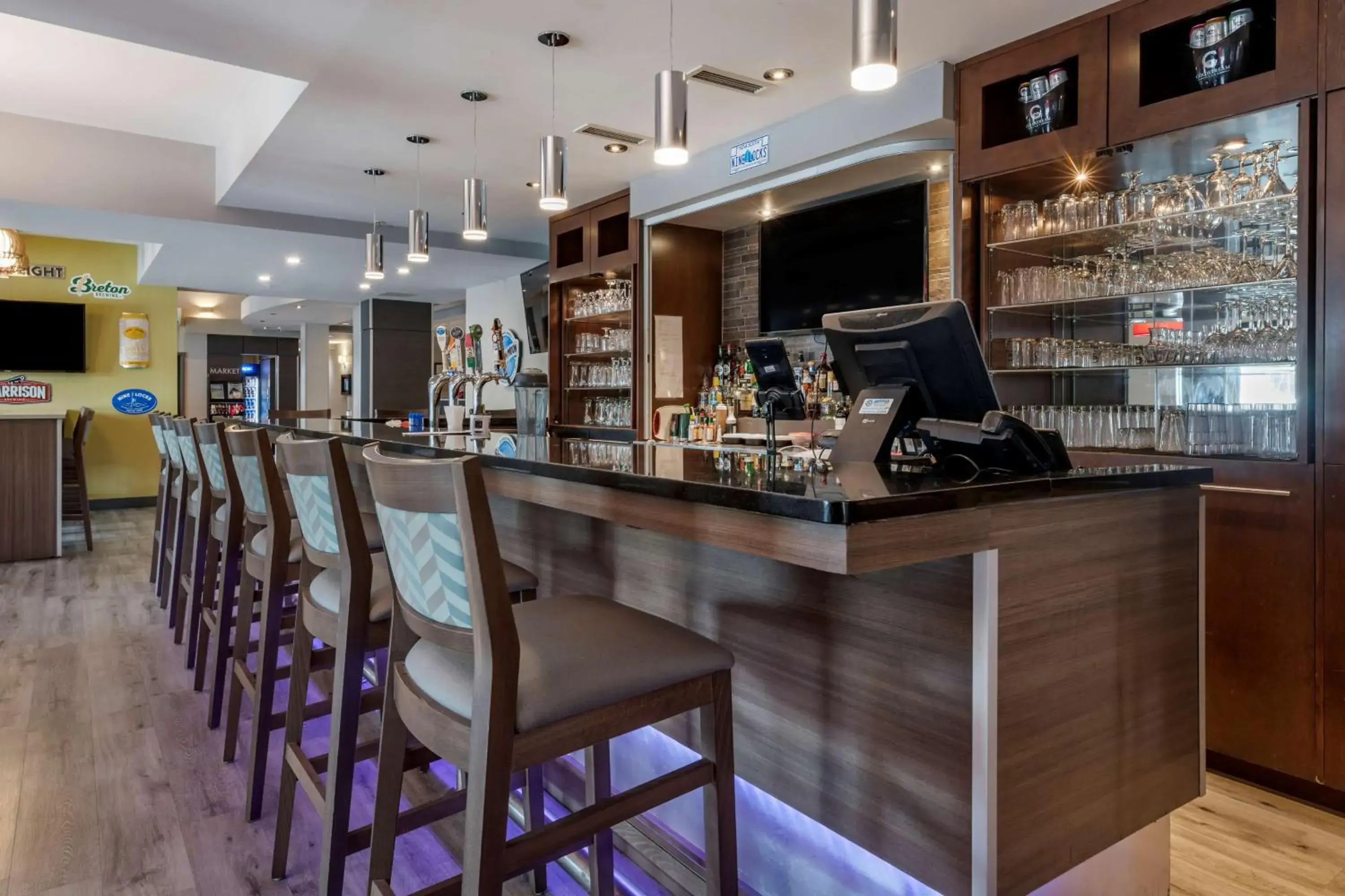 Lounge or bar in Best Western Dartmouth Hotel & Suites Lounge or bar in Best Western Dartmouth Hotel & Suites