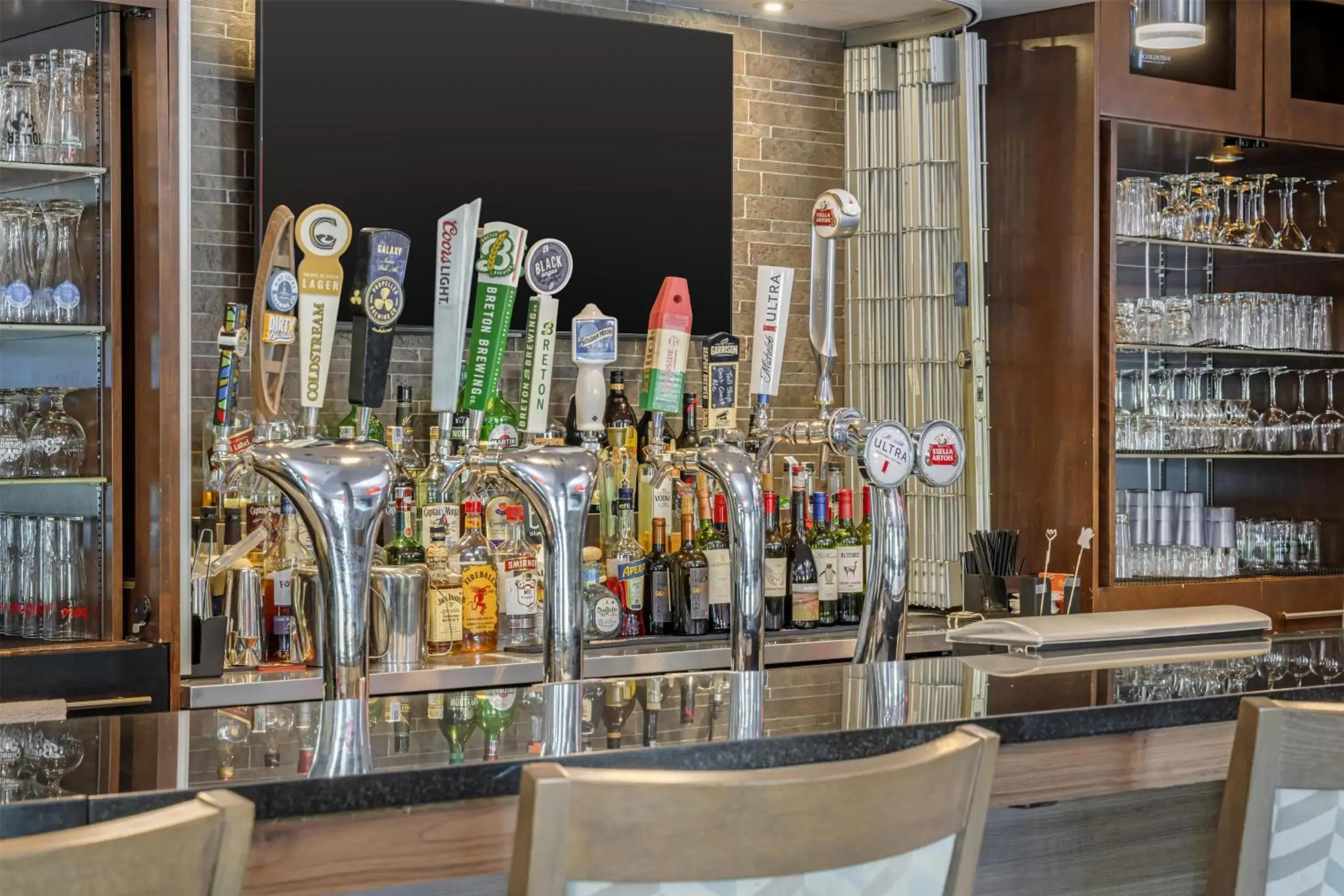 Lounge or bar in Best Western Plus Dartmouth Hotel & Suites Lounge or bar in Best Western Plus Dartmouth Hotel & Suites