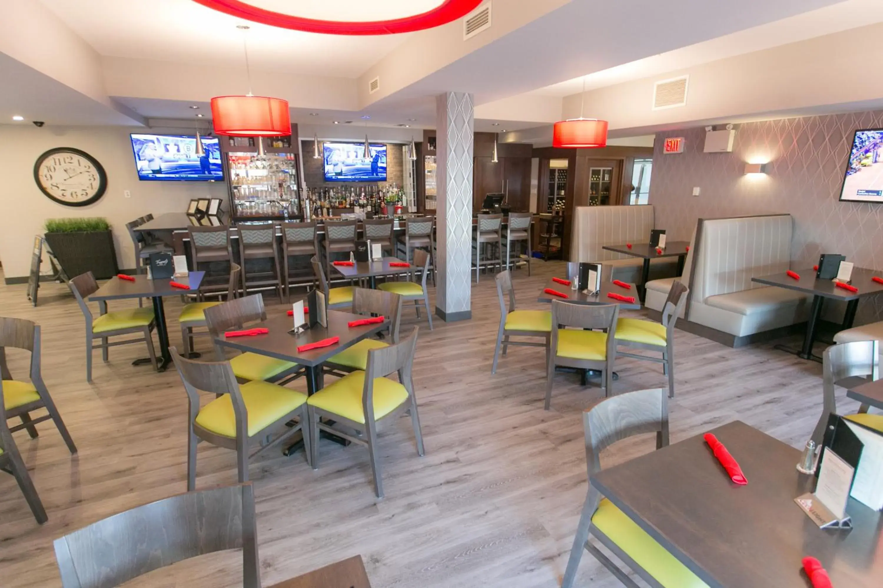 Lounge or bar in Best Western Plus Dartmouth Hotel & Suites Lounge or bar in Best Western Plus Dartmouth Hotel & Suites