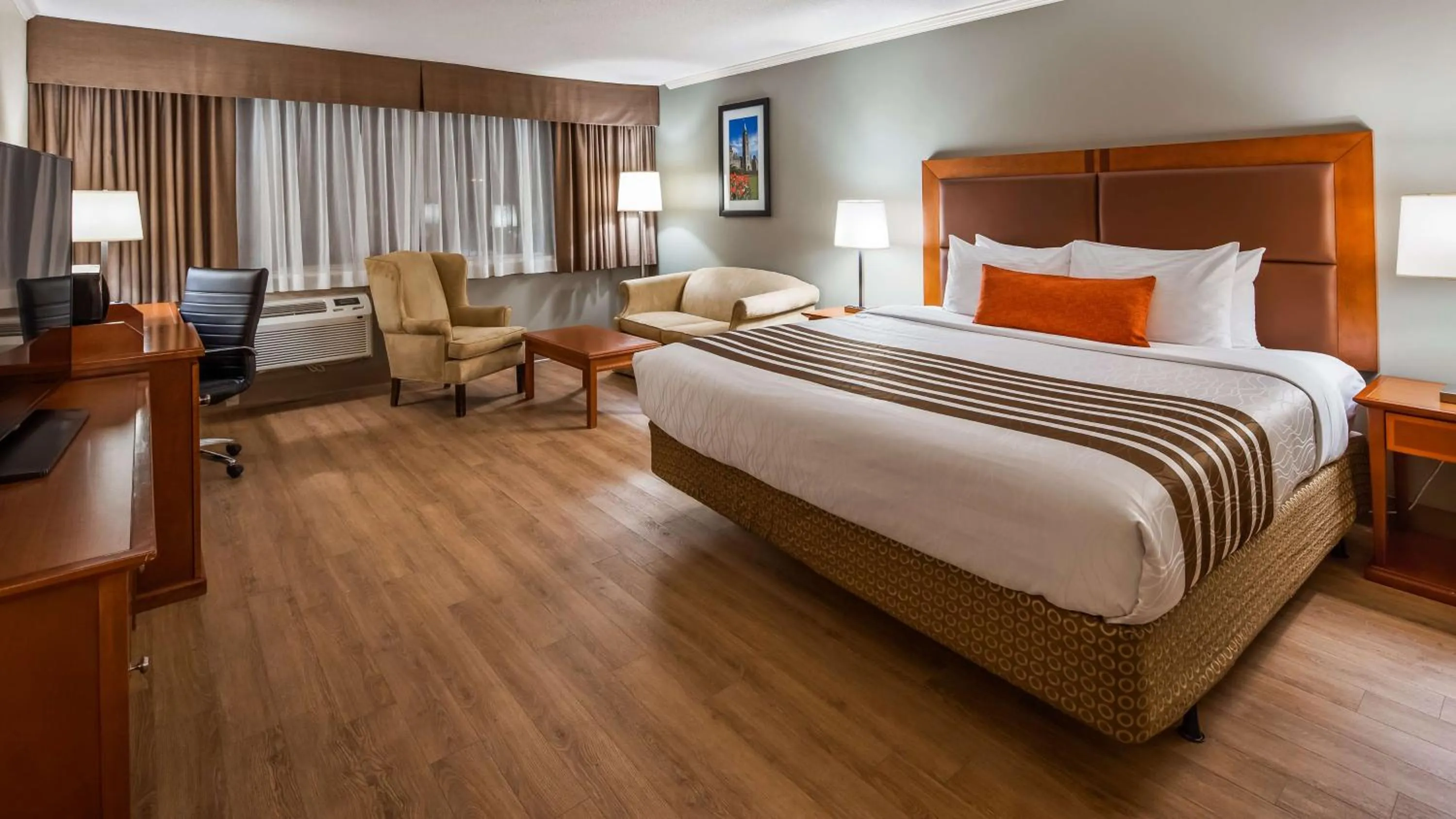 Photo of the whole room, Bed in Best Western Plus Ottawa City Centre