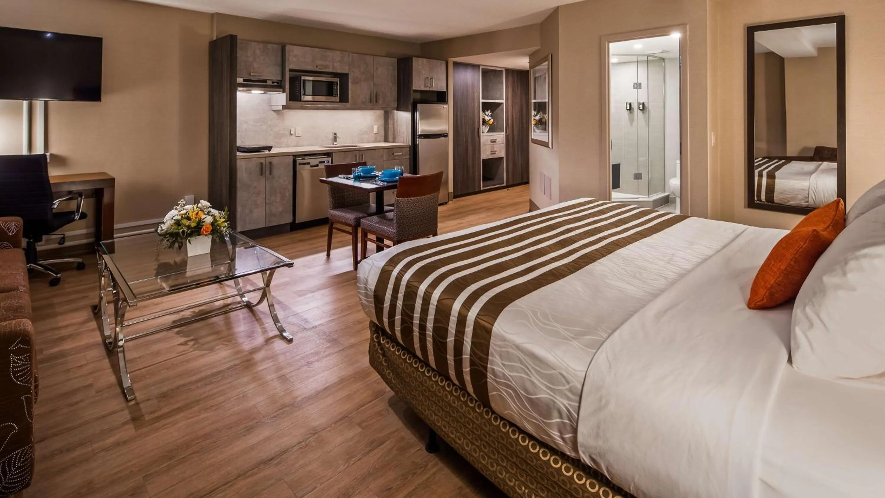 Photo of the whole room, Bed in Best Western Plus Ottawa City Centre