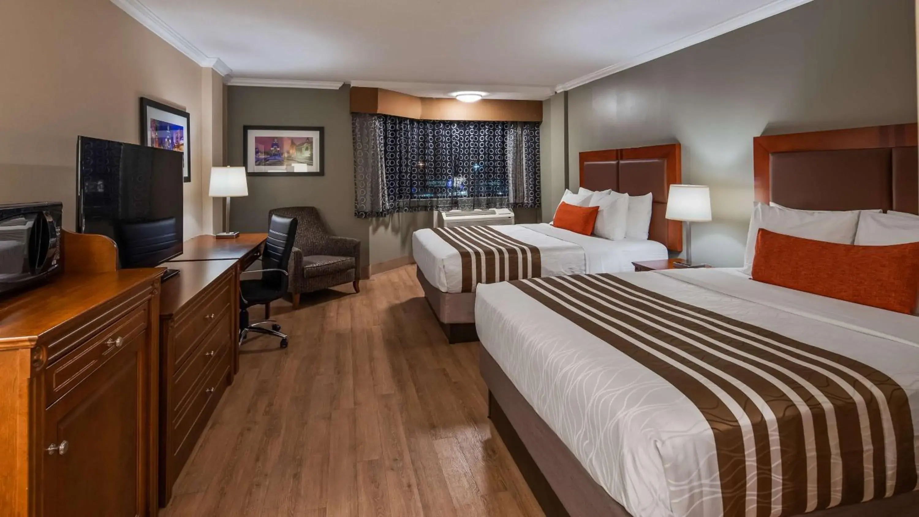 Photo of the whole room, Bed in Best Western Plus Ottawa City Centre Photo of the whole room, Bed in Best Western Plus Ottawa City Centre