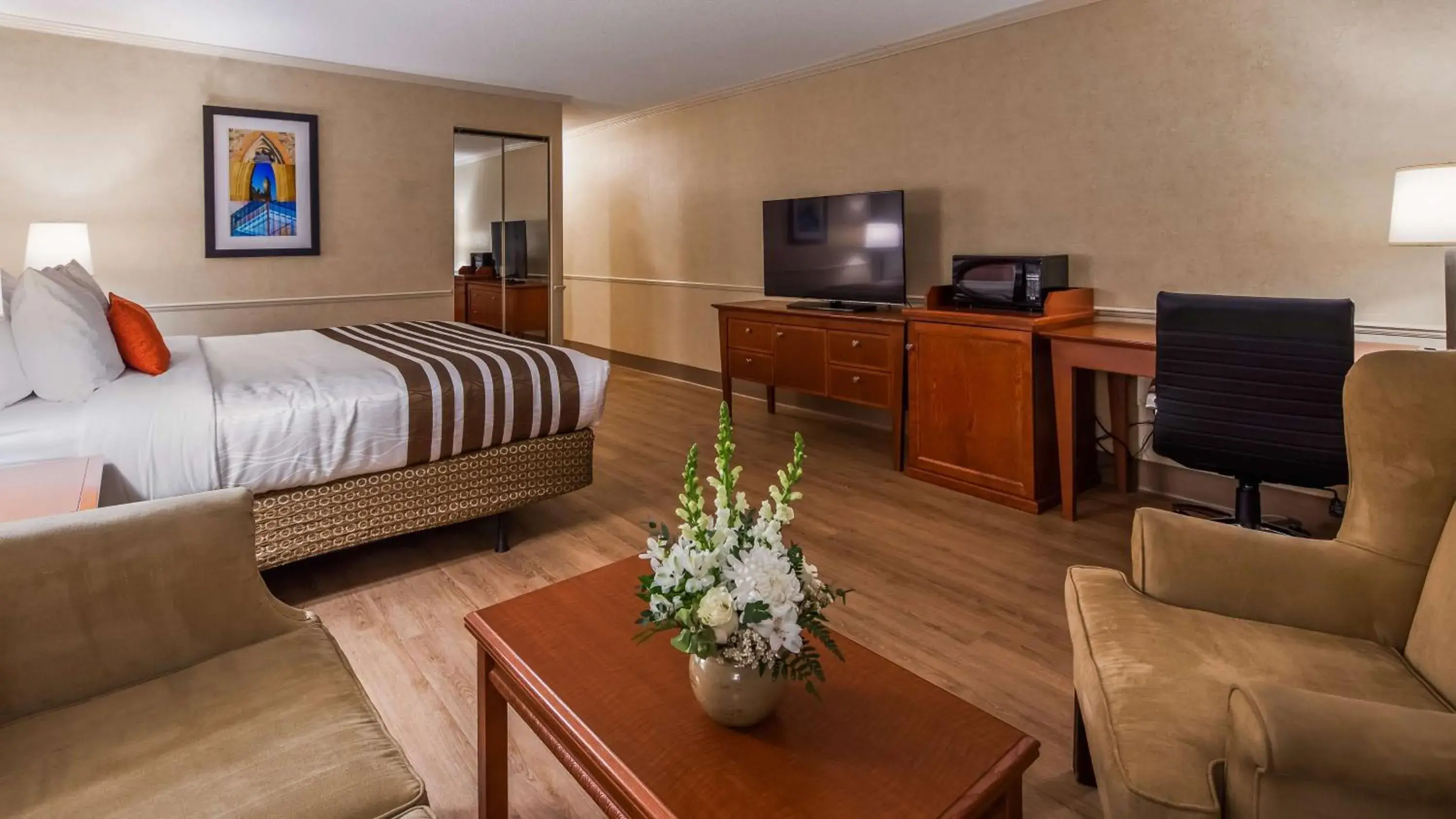 Photo of the whole room, Bed in Best Western Plus Ottawa City Centre Photo of the whole room, Bed in Best Western Plus Ottawa City Centre