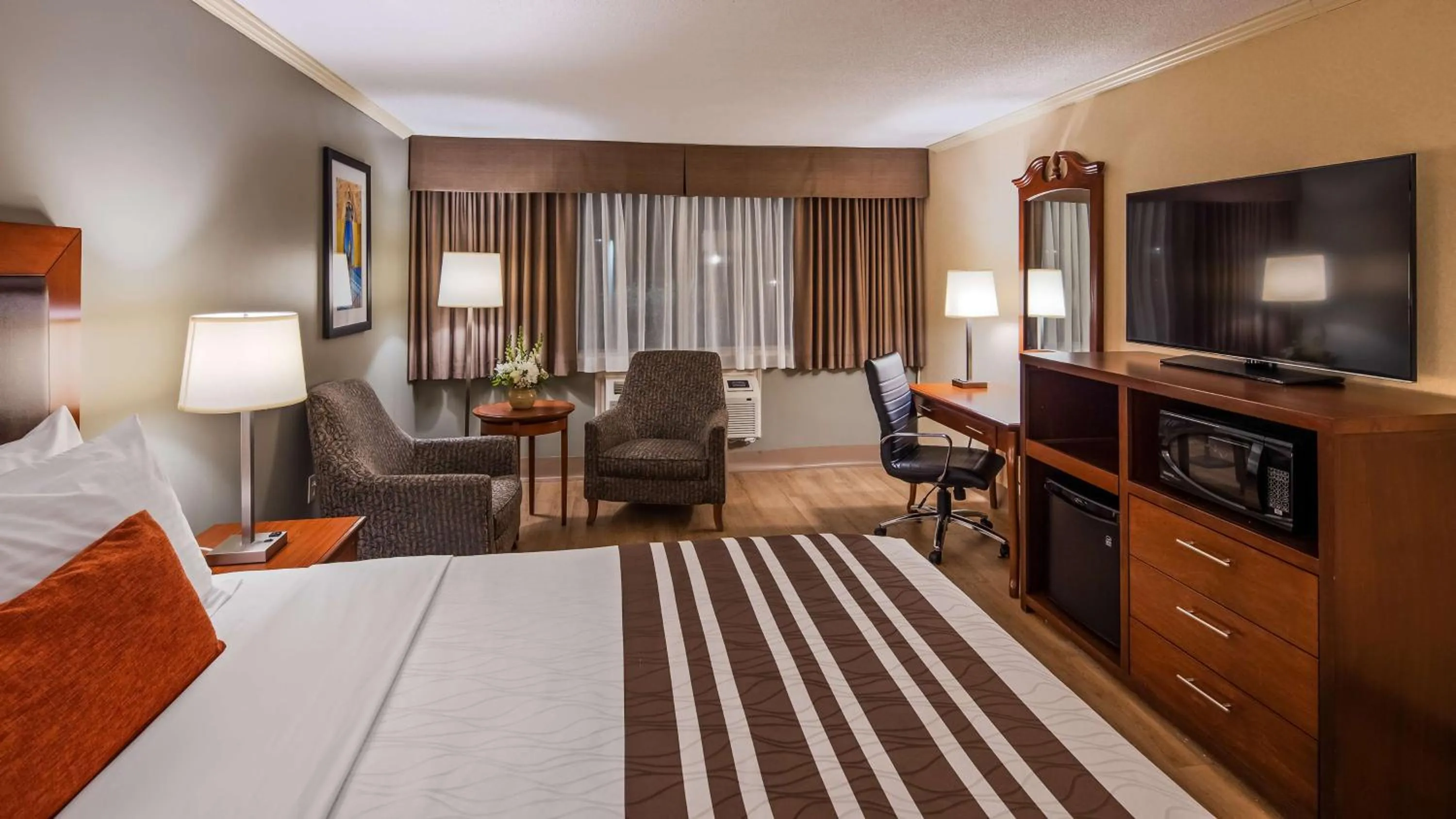 Photo of the whole room, Bed in Best Western Plus Ottawa City Centre