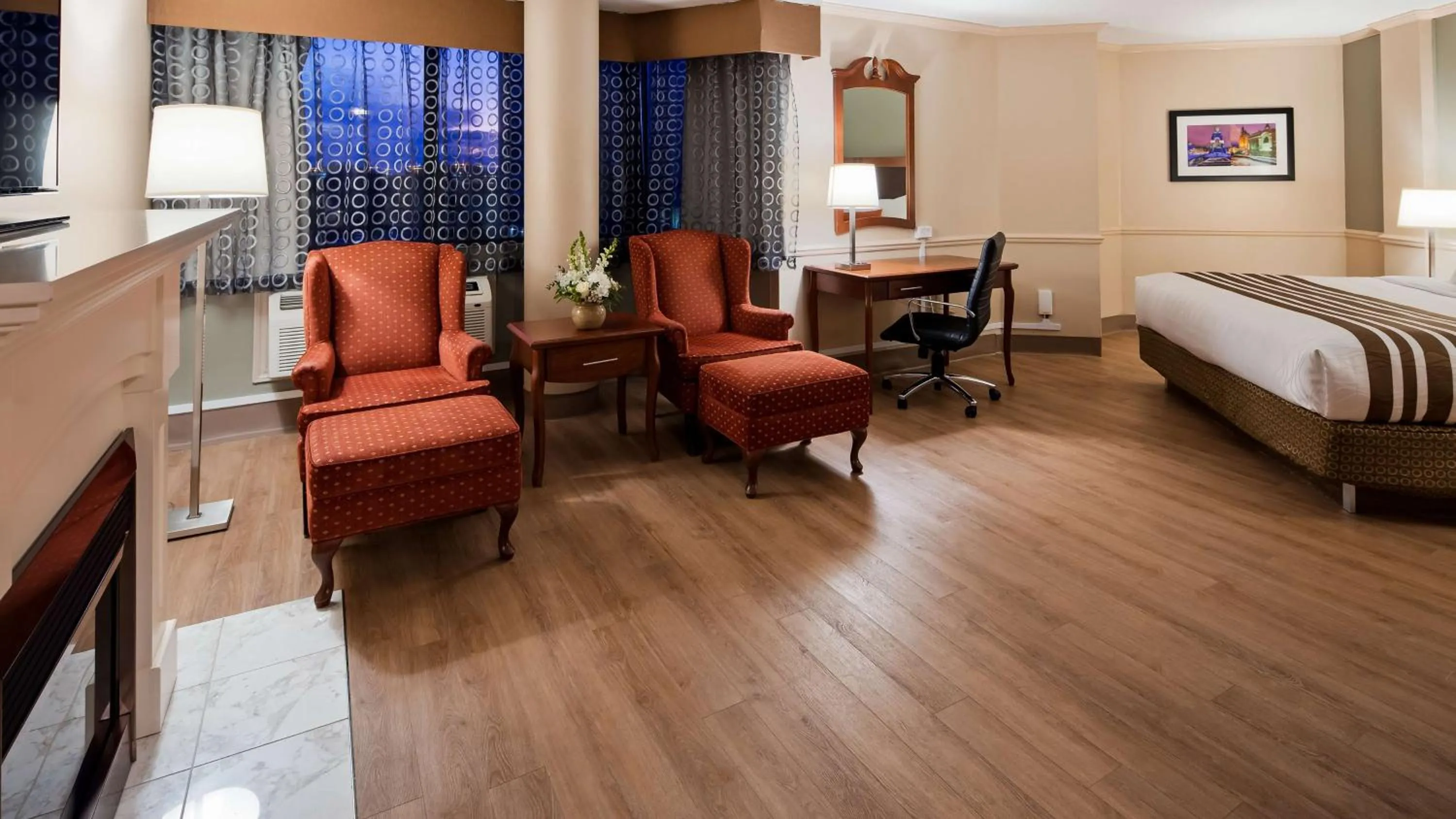 Photo of the whole room, Bed in Best Western Plus Ottawa City Centre