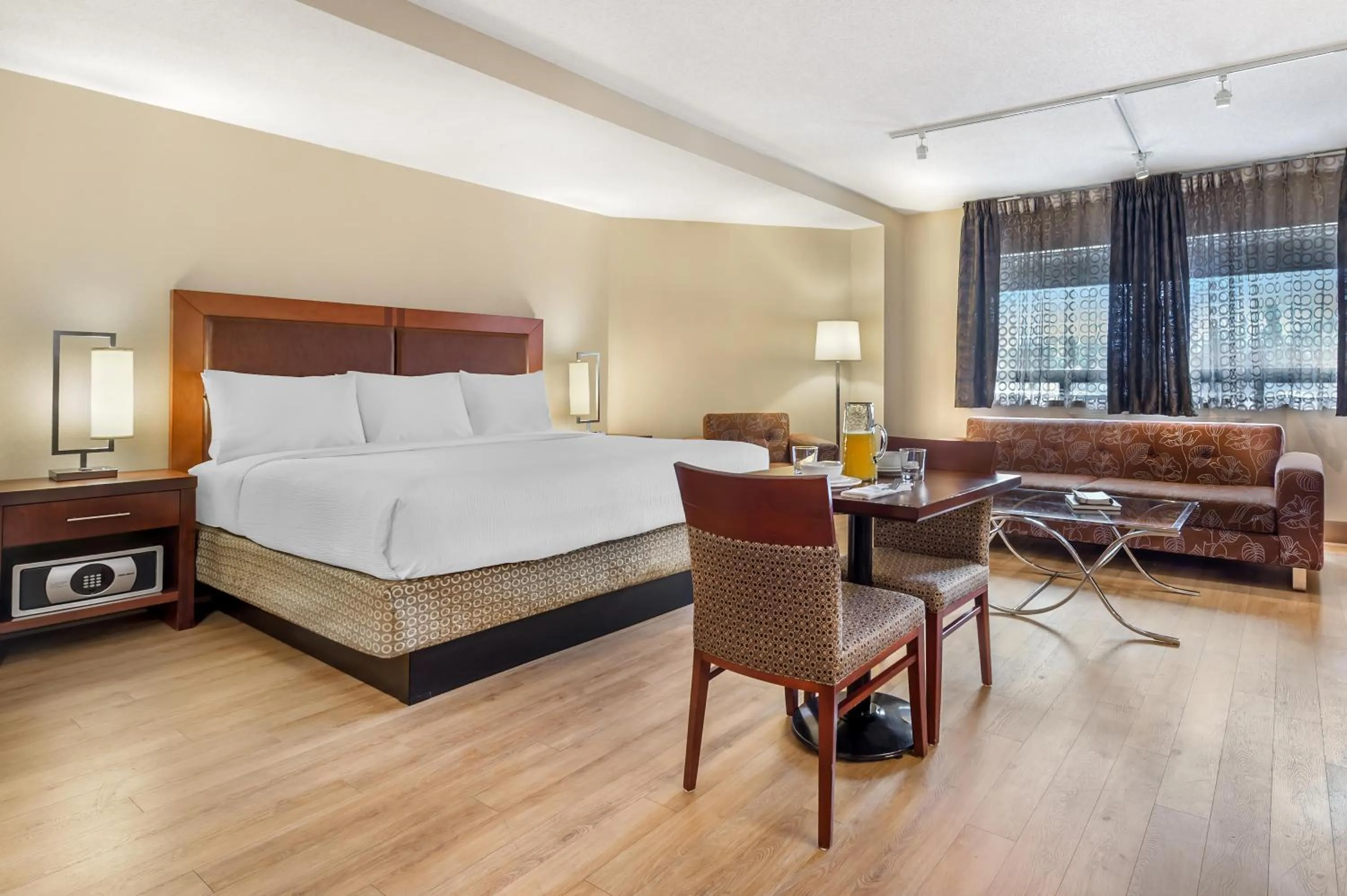 Bedroom, Bed in Best Western Plus Ottawa City Centre