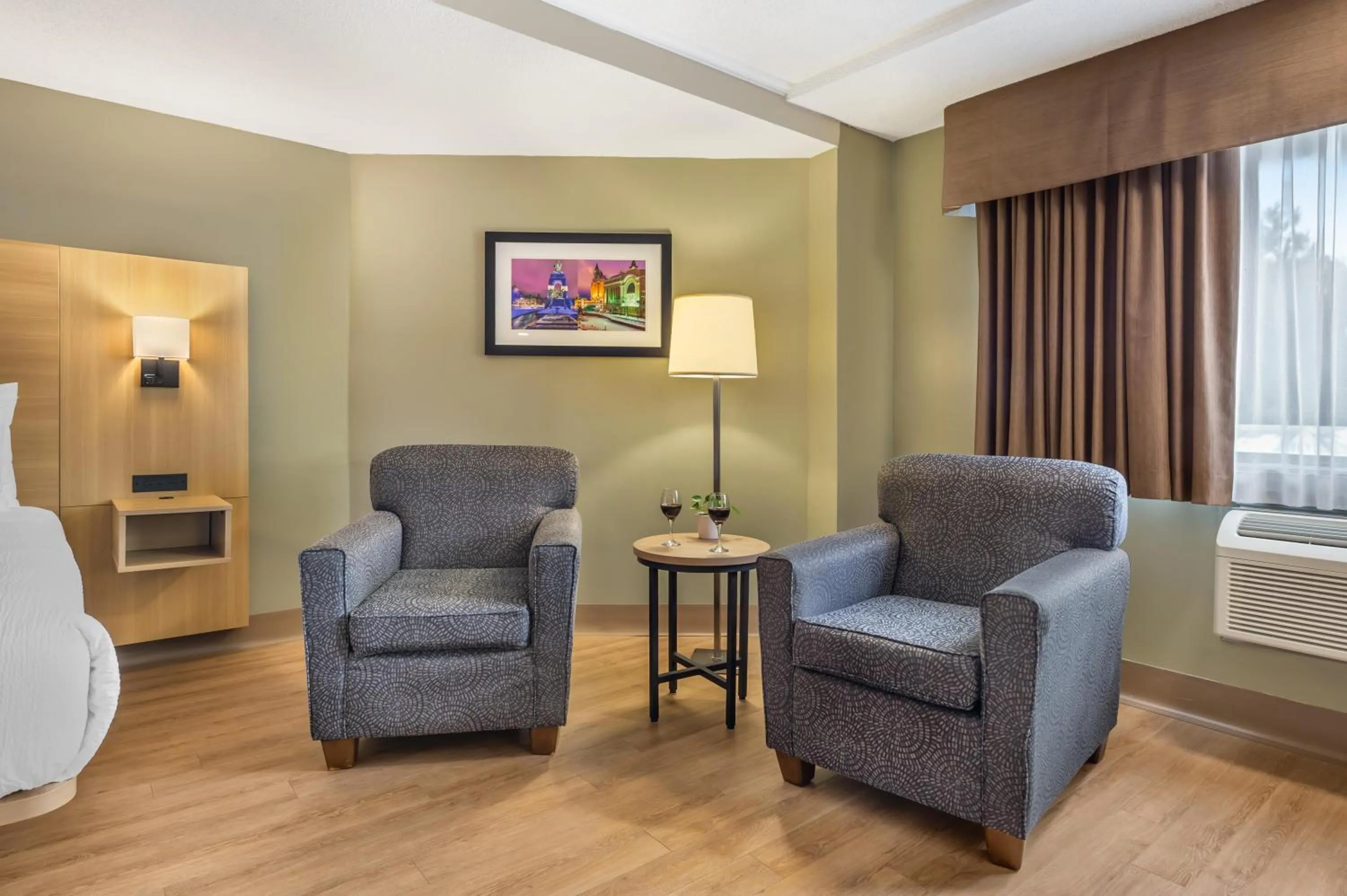 Bedroom, Bed in Best Western Plus Ottawa City Centre