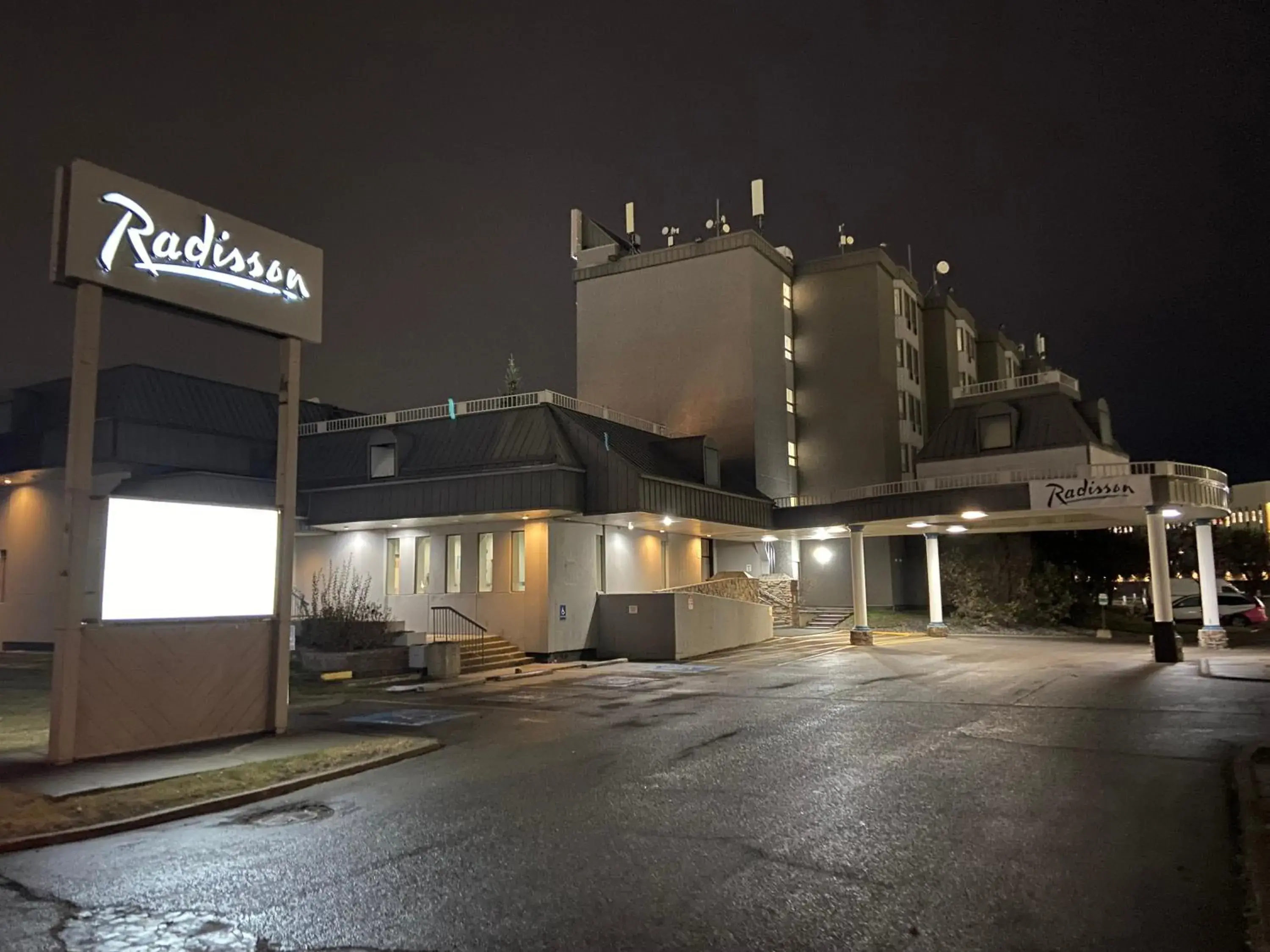 Property building in Radisson Hotel & Conference Centre Edmonton Property building in Radisson Hotel & Conference Centre Edmonton