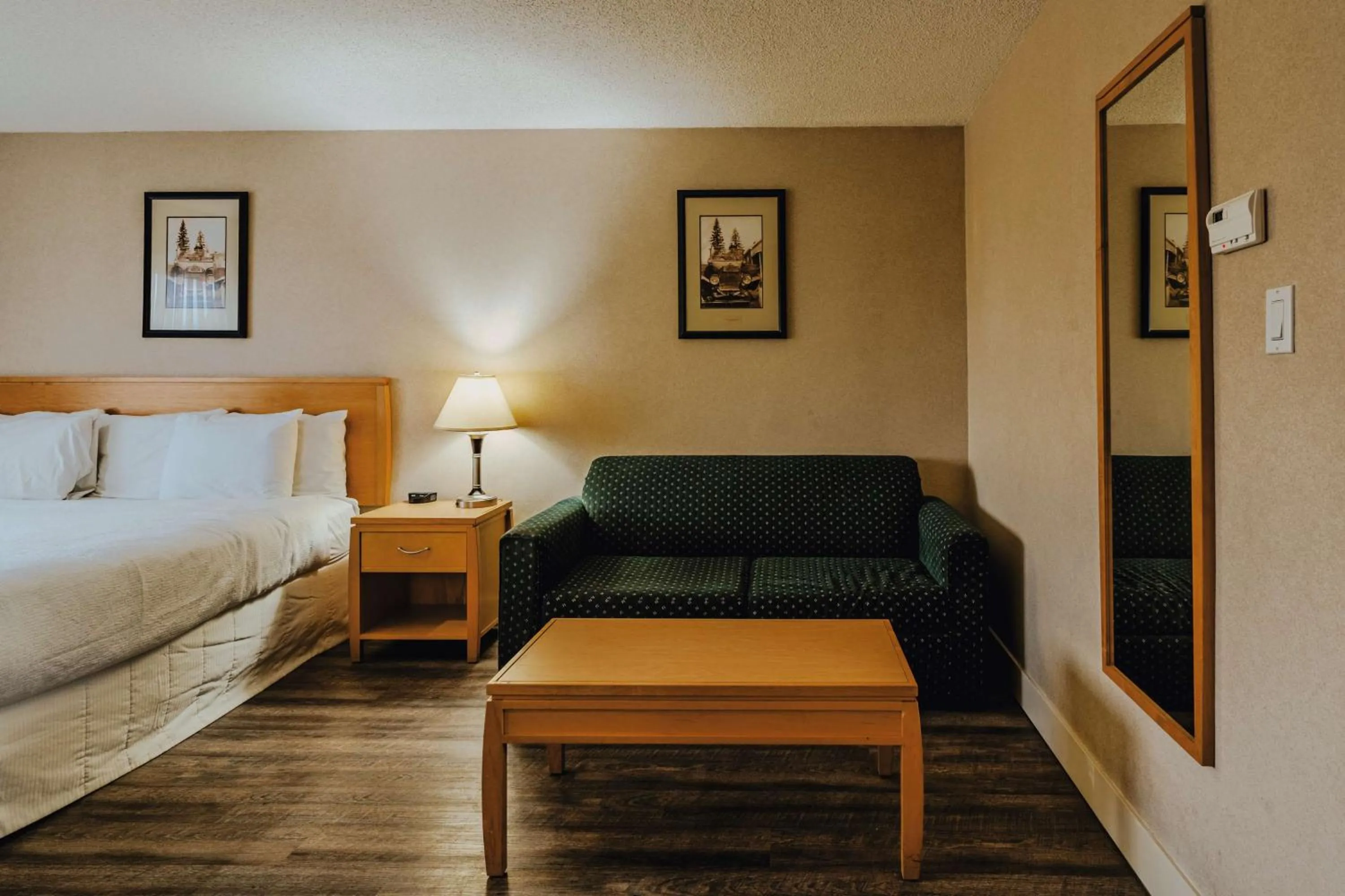 Bedroom, Bed in SureStay Plus by Best Western Coquitlam