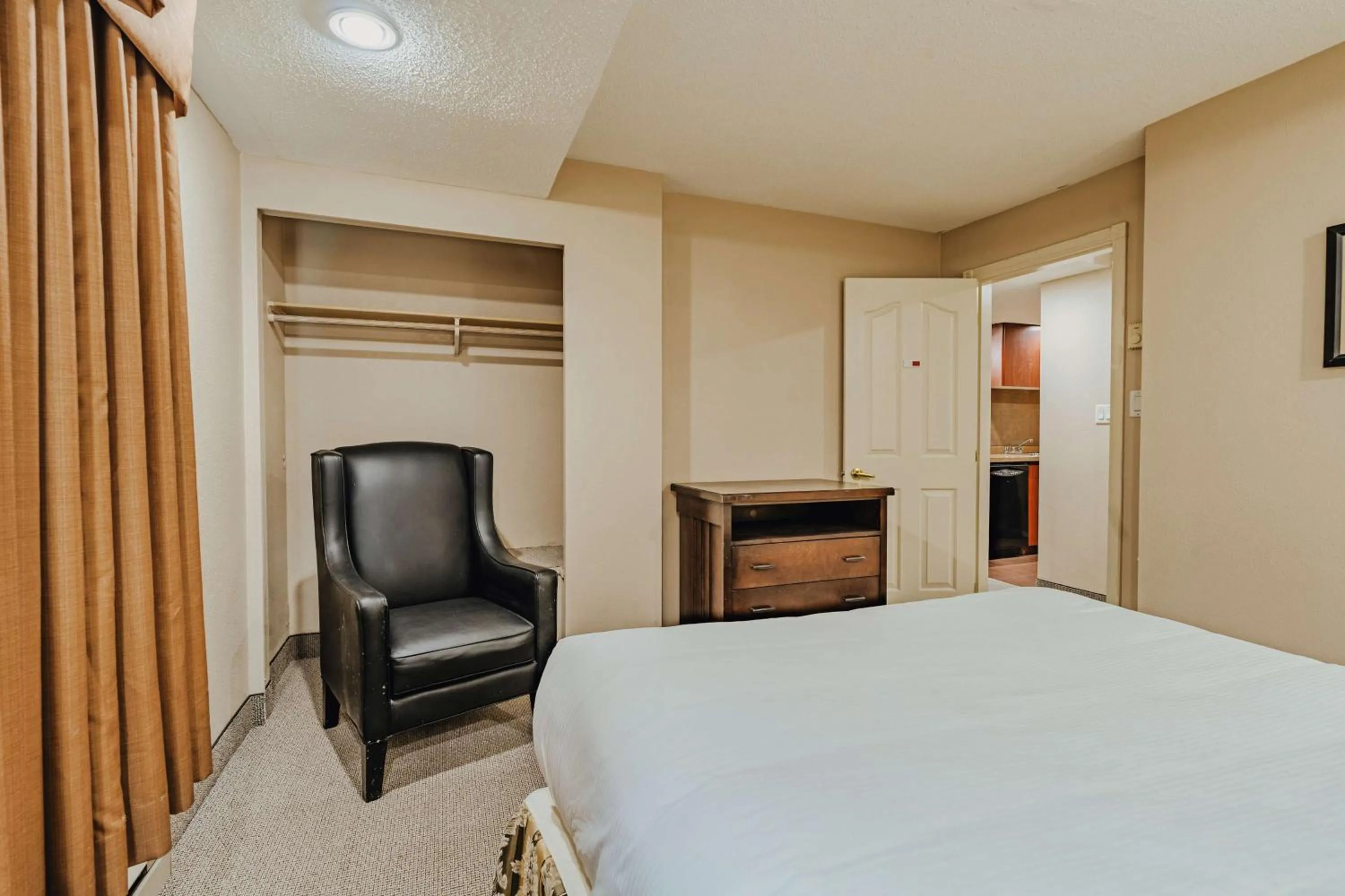 Bedroom, Bed in SureStay Plus by Best Western Coquitlam