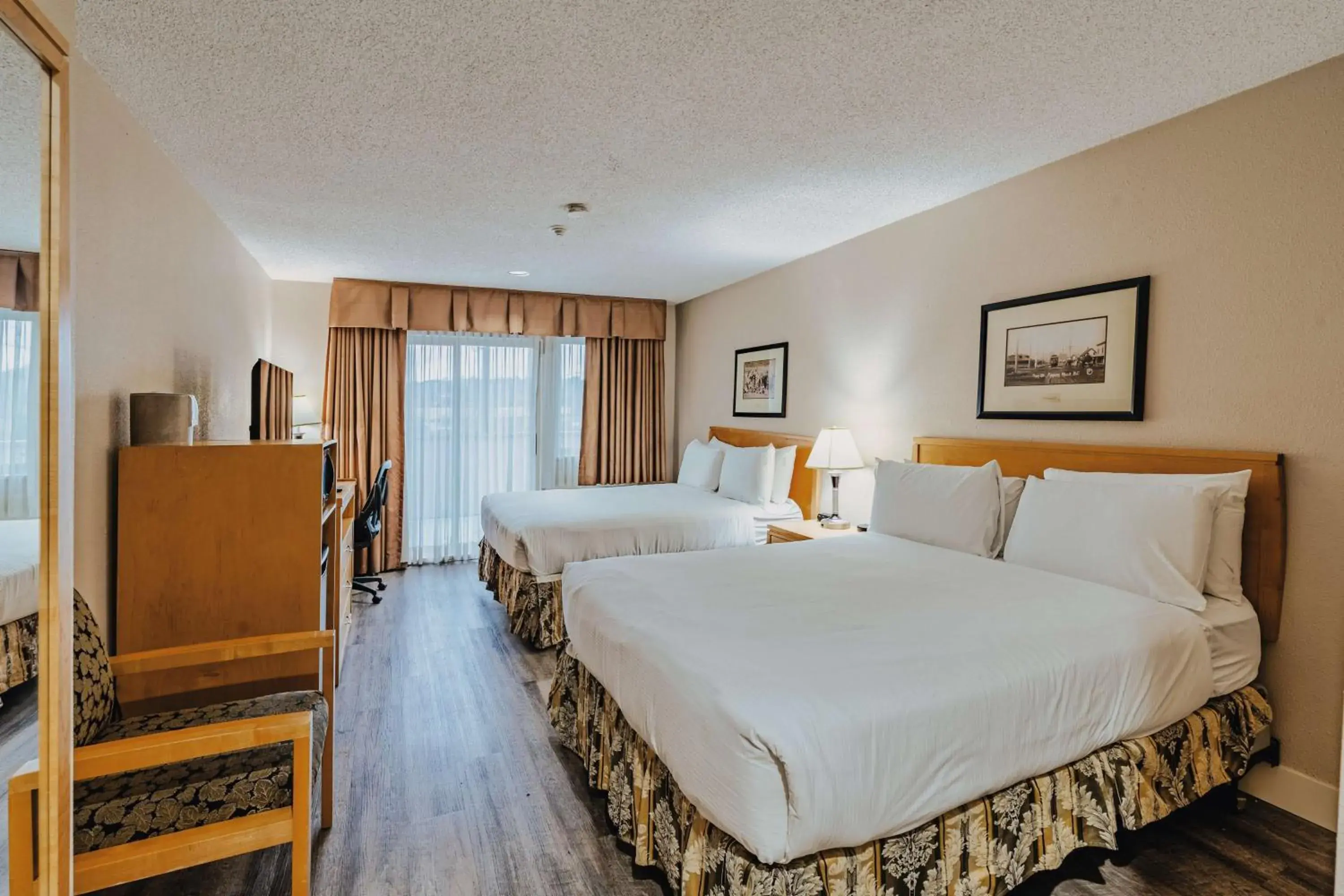 Queen Suite with Two Queen Beds and Kitchenette - Balcony/Non-Smoking in SureStay Plus by Best Western Coquitlam Queen Suite with Two Queen Beds and Kitchenette - Balcony/Non-Smoking in SureStay Plus by Best Western Coquitlam
