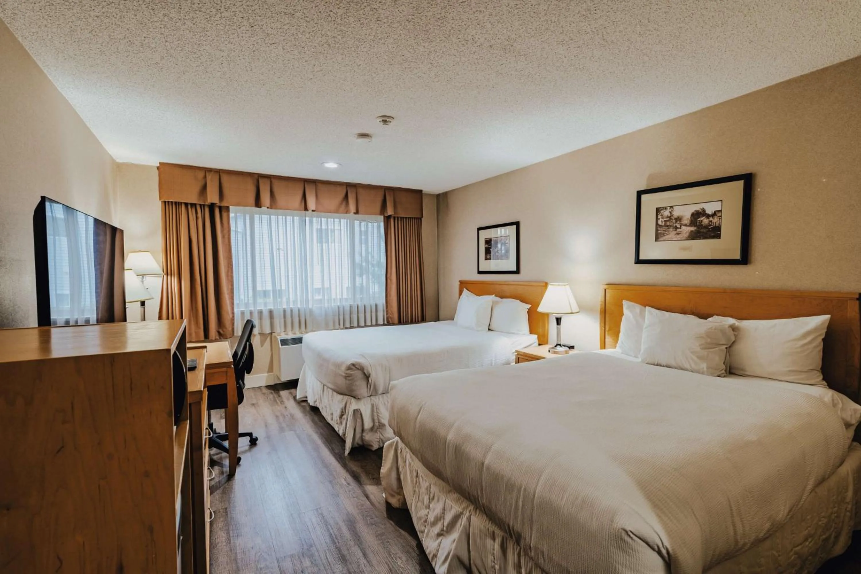 Bedroom, Bed in SureStay Plus by Best Western Coquitlam