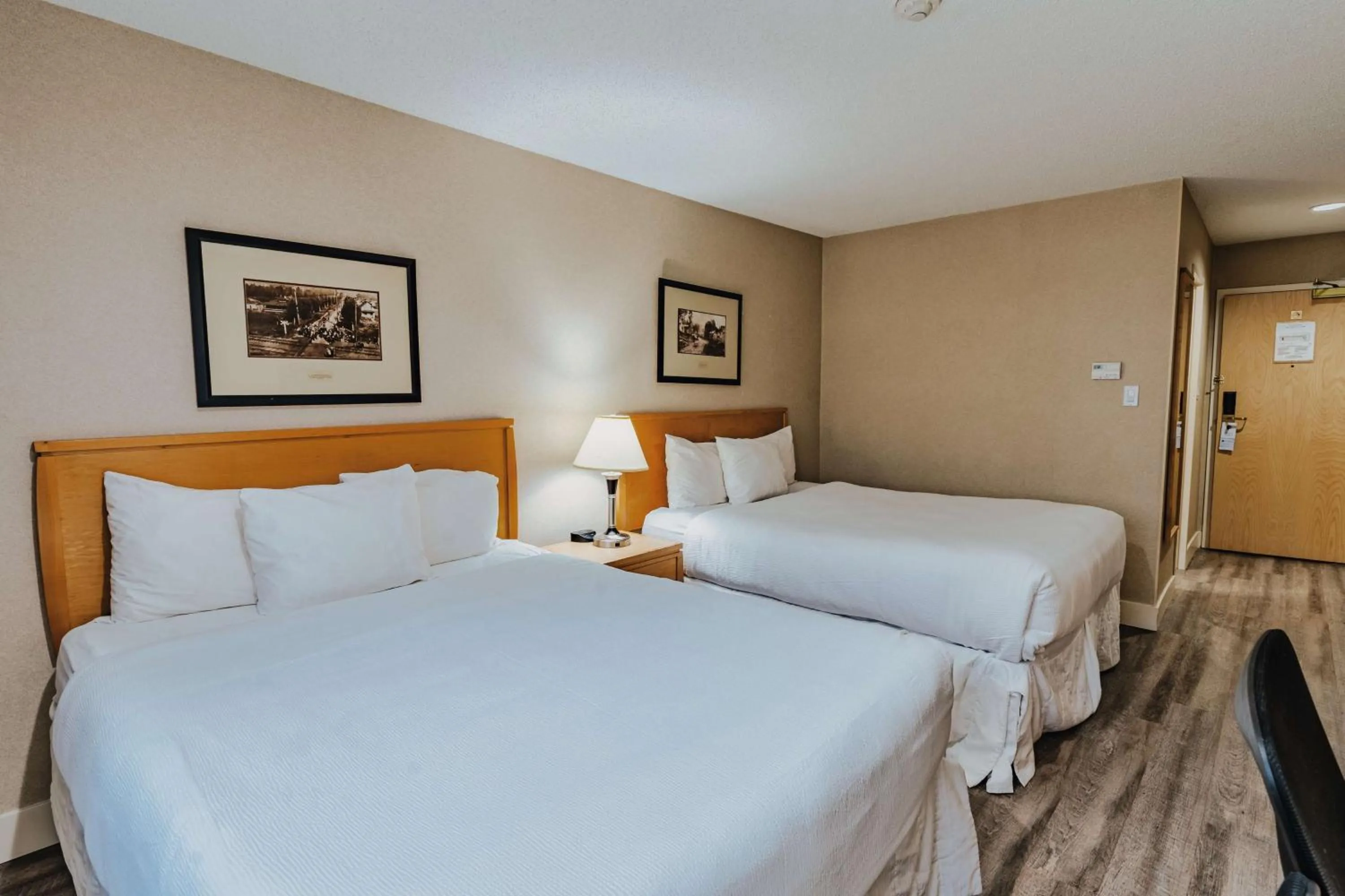 Bedroom, Bed in SureStay Plus by Best Western Coquitlam