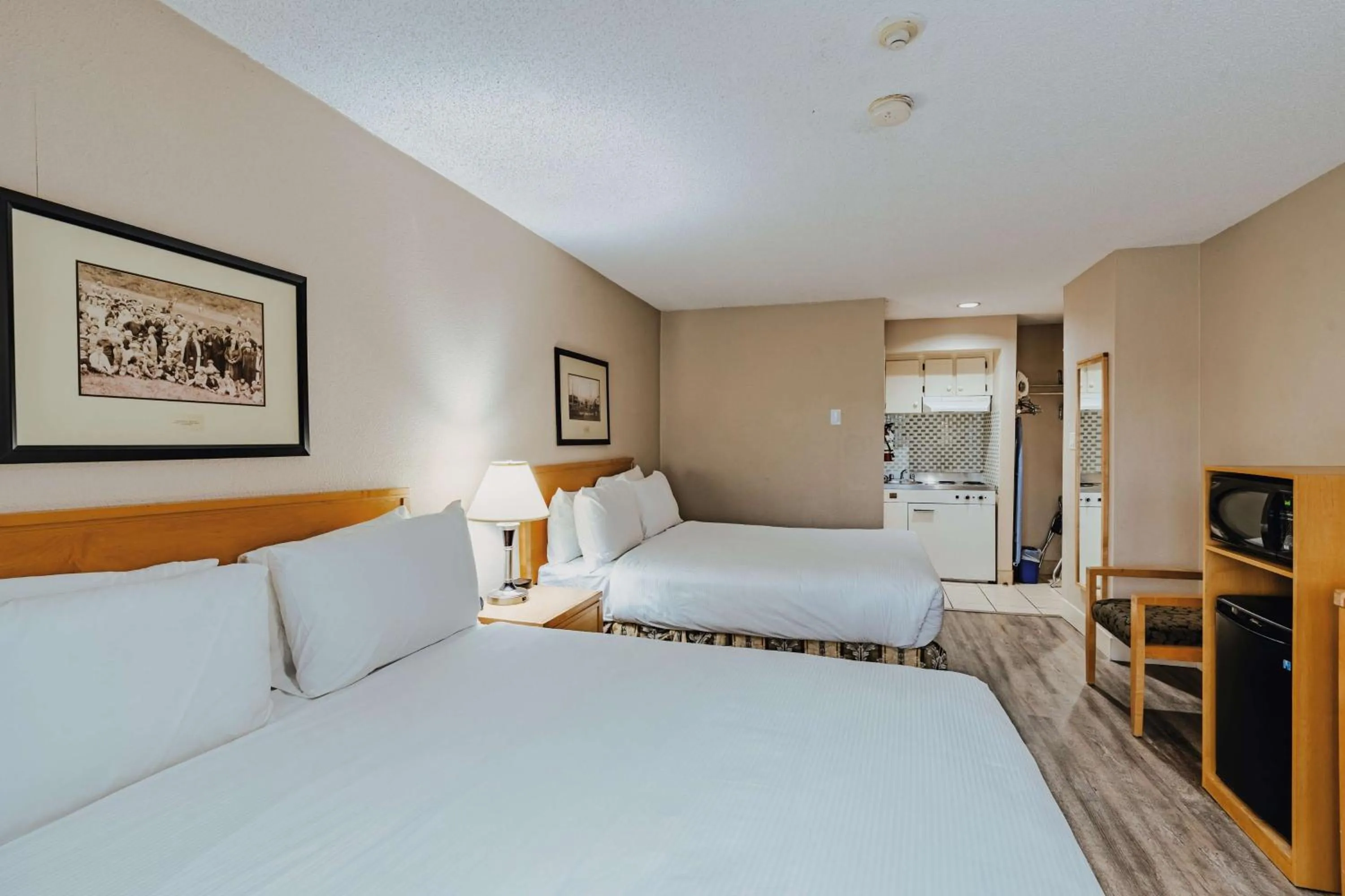 Bedroom, Bed in SureStay Plus by Best Western Coquitlam