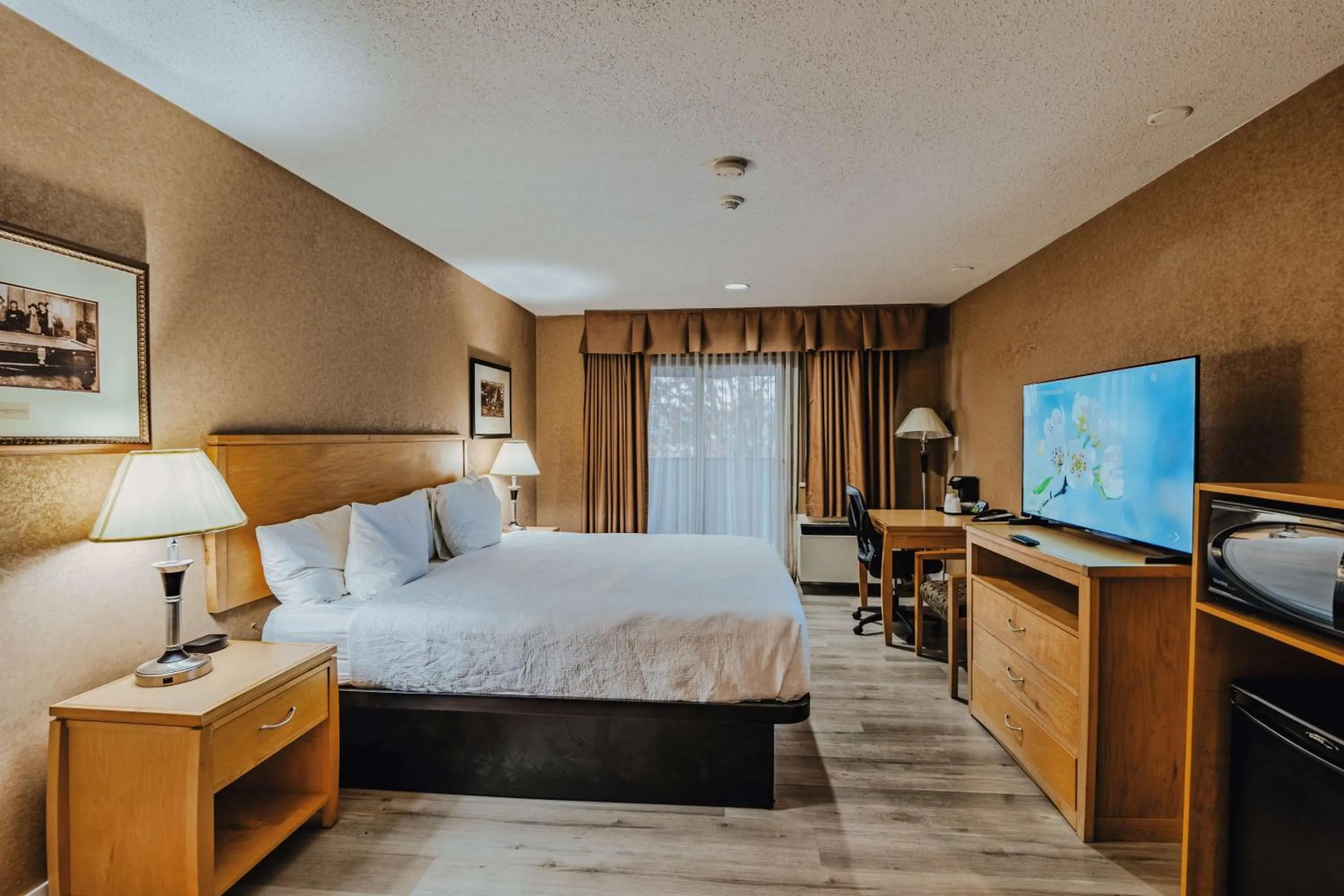 Bedroom, Bed in SureStay Plus by Best Western Coquitlam