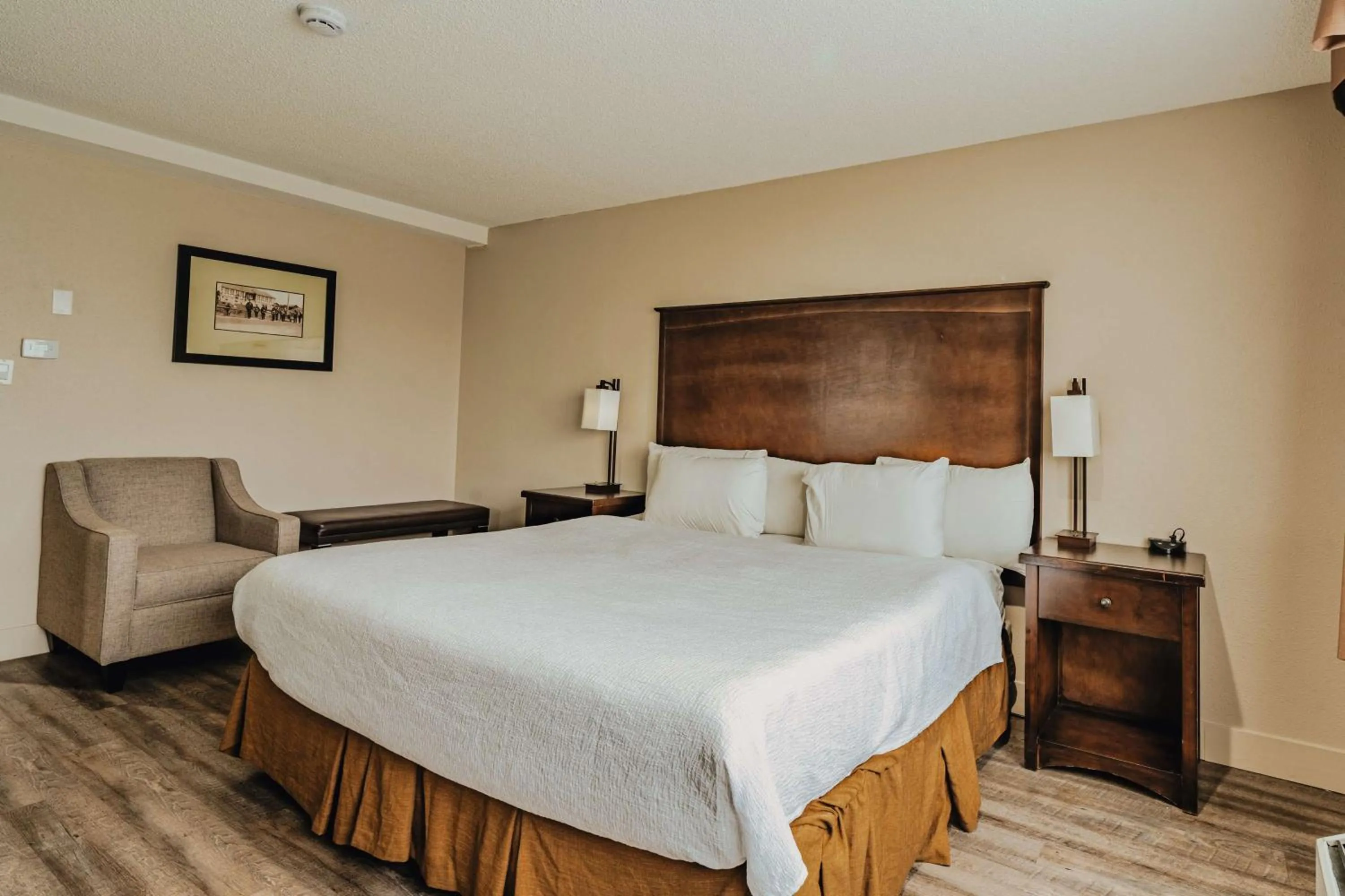 Bedroom, Bed in SureStay Plus by Best Western Coquitlam
