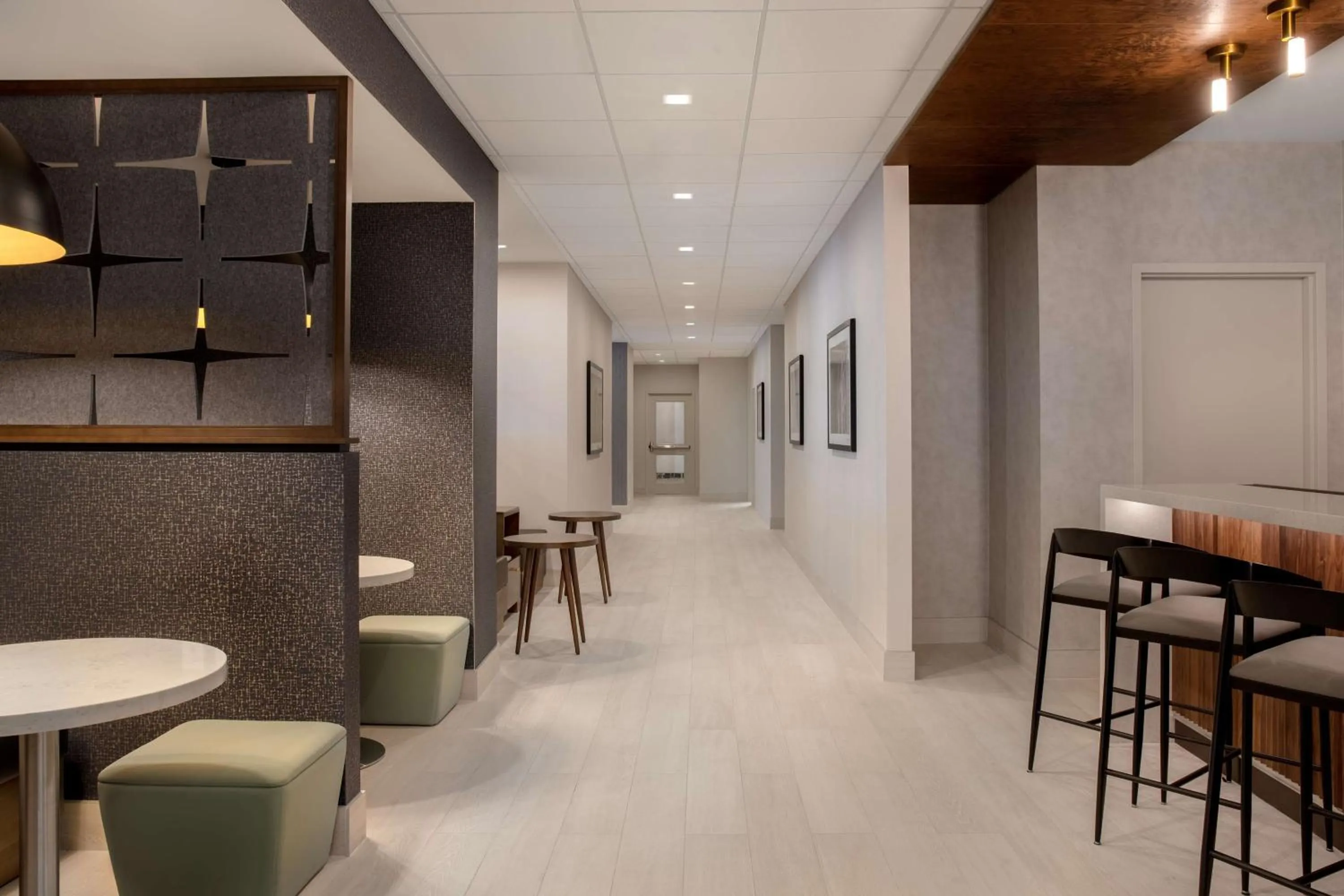 Lounge or bar in Hampton Inn By Hilton Winnipeg Downtown
