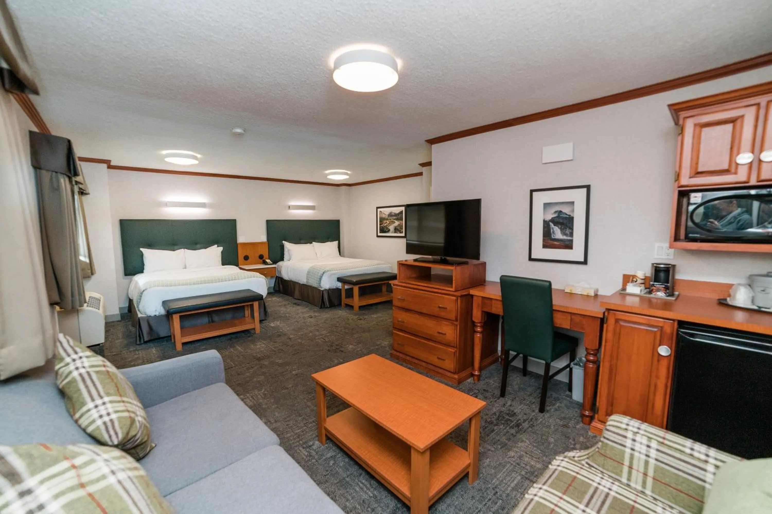 Living room in Mount Robson Inn