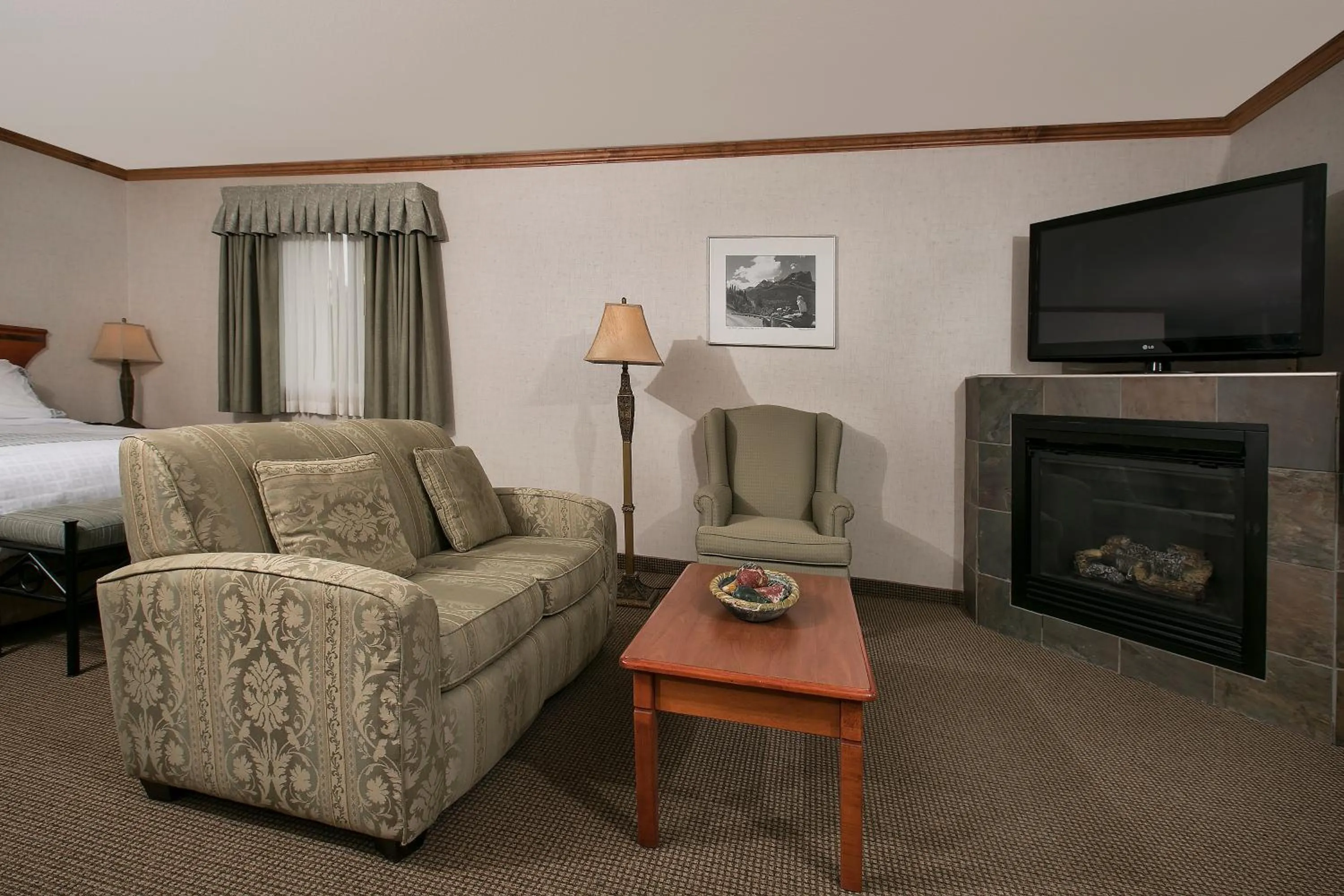Living room in Mount Robson Inn