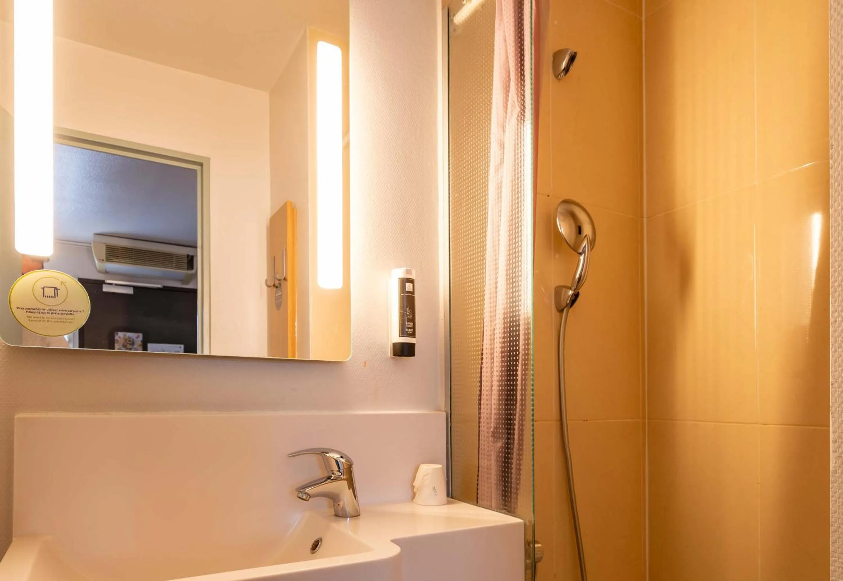 Bathroom in B&B HOTEL Grenoble Université 1